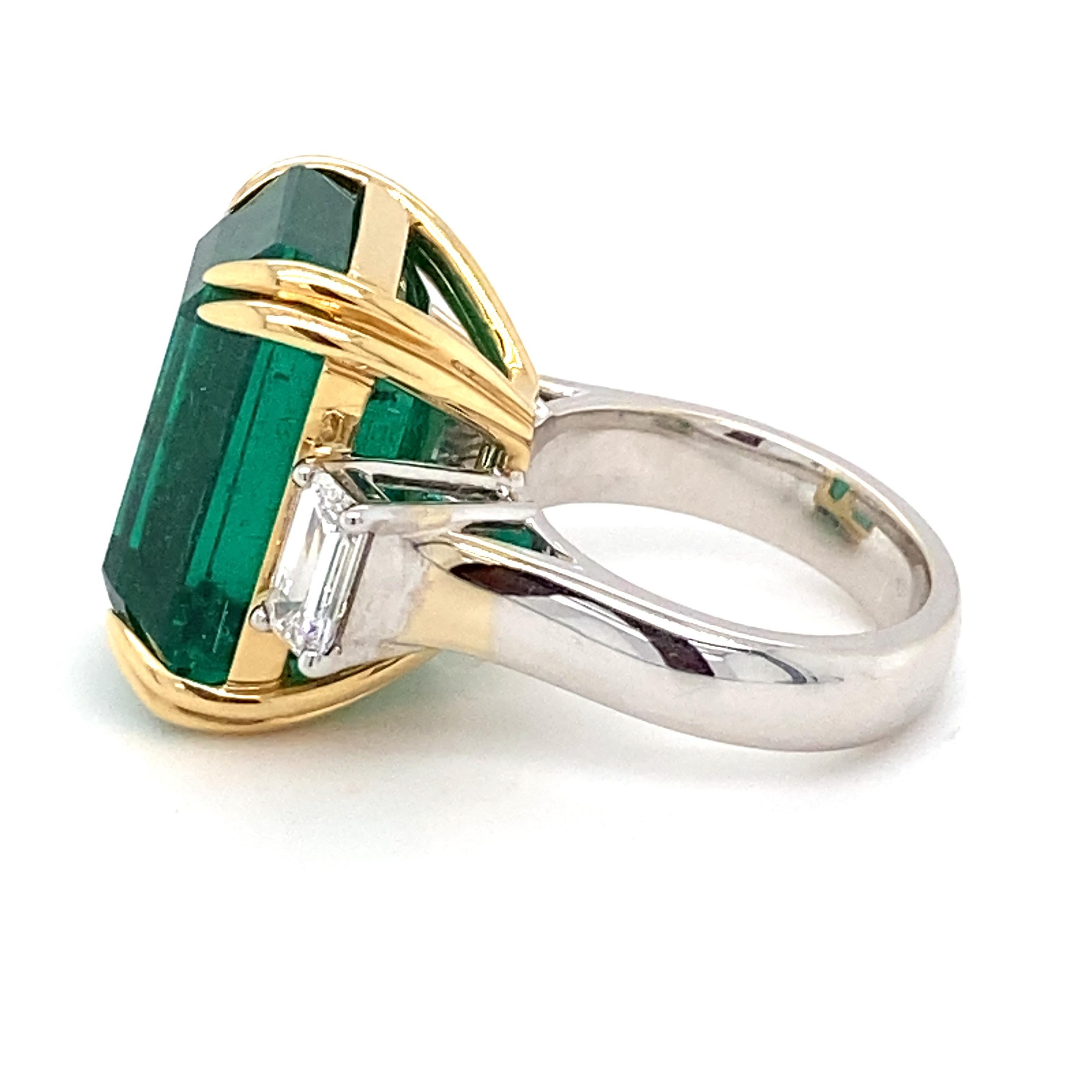 Bague à trois pierres avec diamants et émeraude taille octogonale certifiée 30,27 carats en vente 2