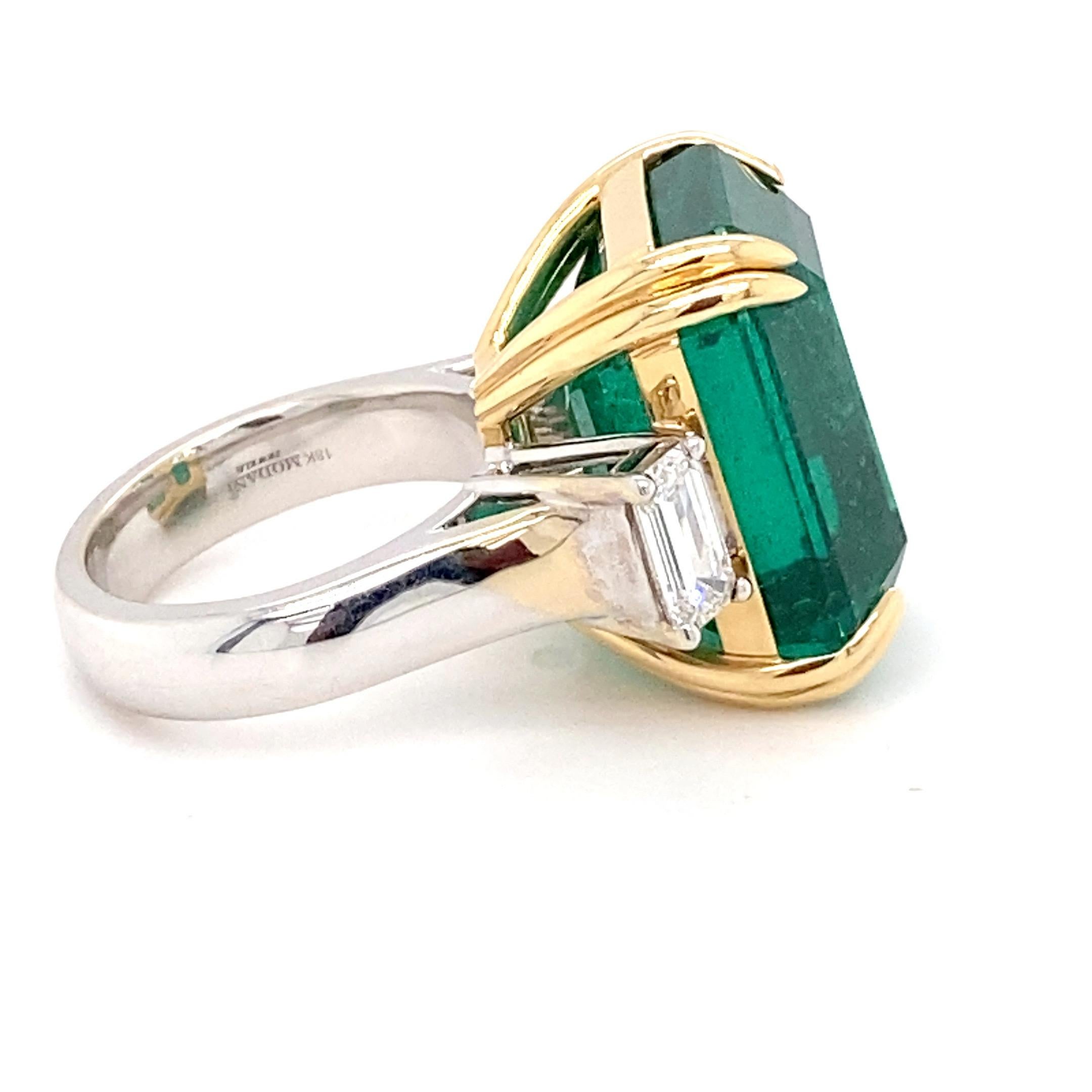 Bague à trois pierres avec diamants et émeraude taille octogonale certifiée 30,27 carats en vente 3