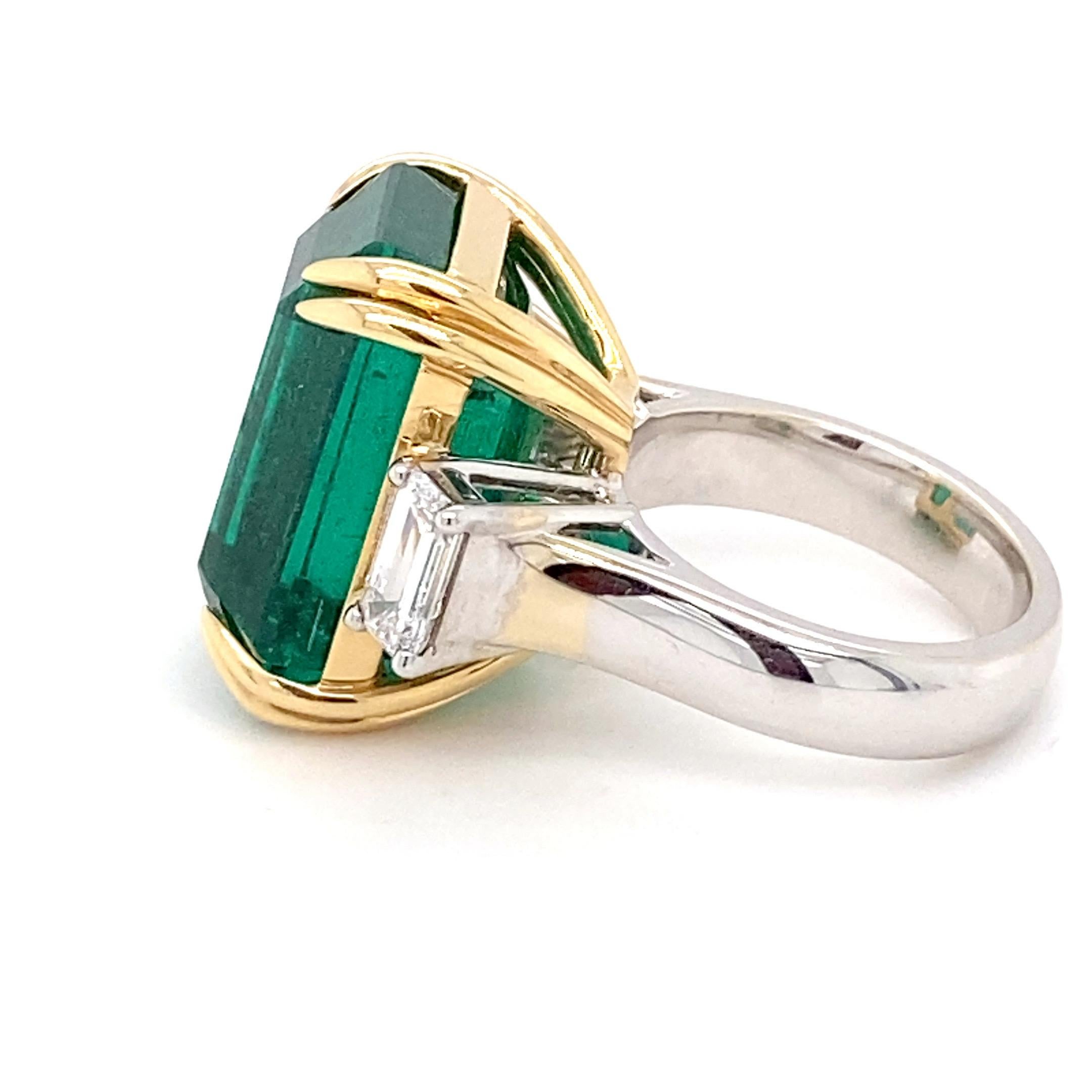 Bague à trois pierres avec diamants et émeraude taille octogonale certifiée 30,27 carats en vente 4