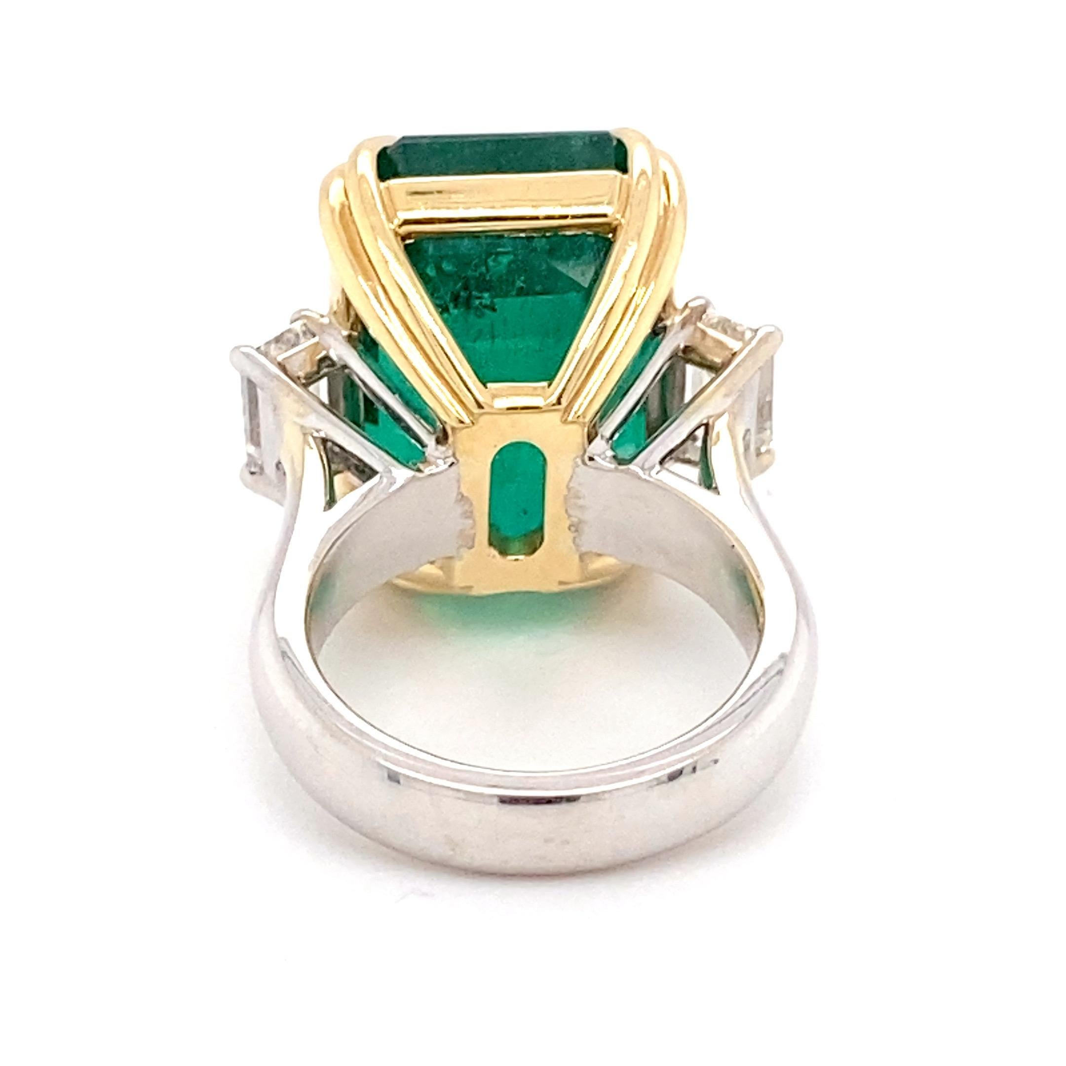 Bague à trois pierres avec diamants et émeraude taille octogonale certifiée 30,27 carats en vente 5