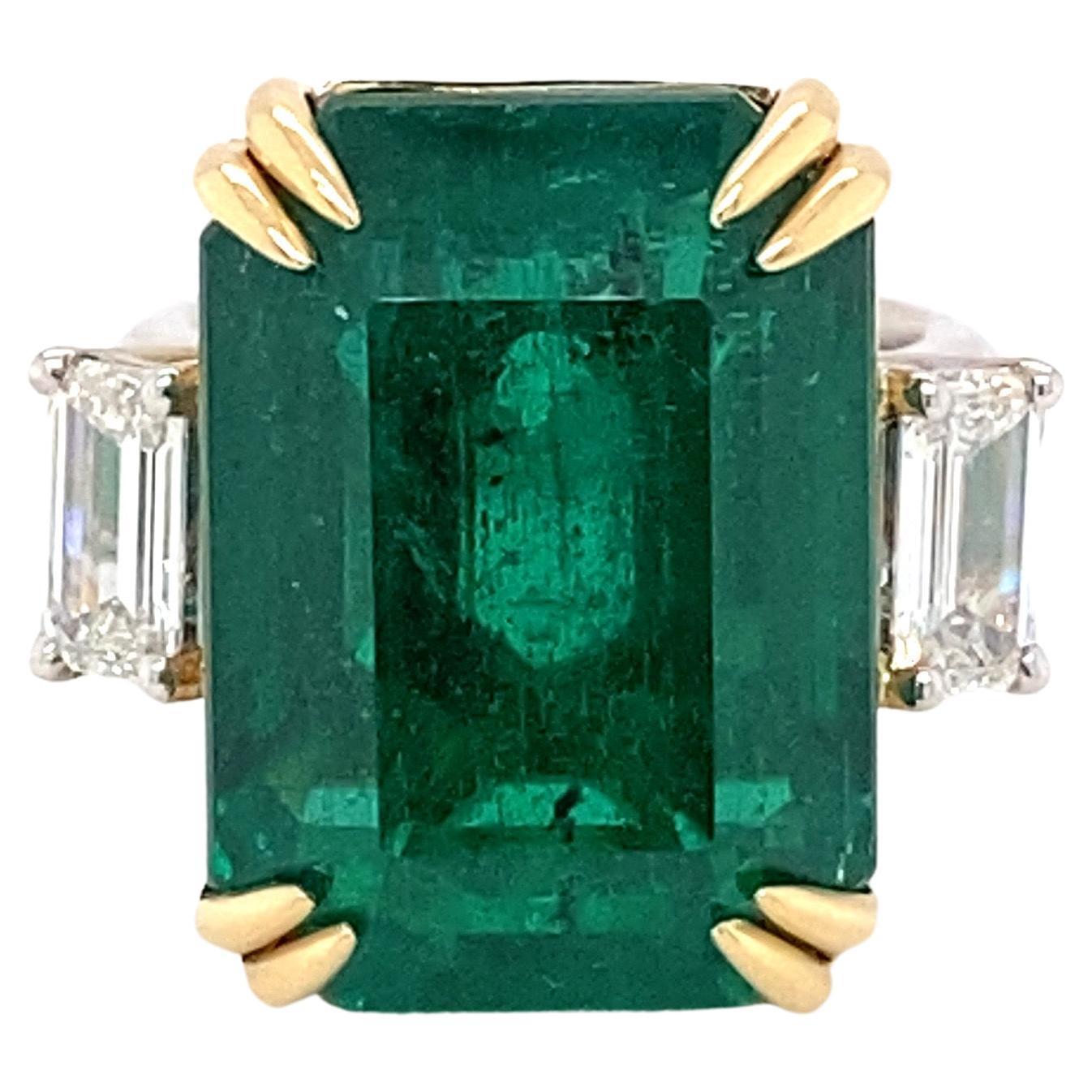 Contemporain Bague à trois pierres avec diamants et émeraude taille octogonale certifiée 30,27 carats en vente