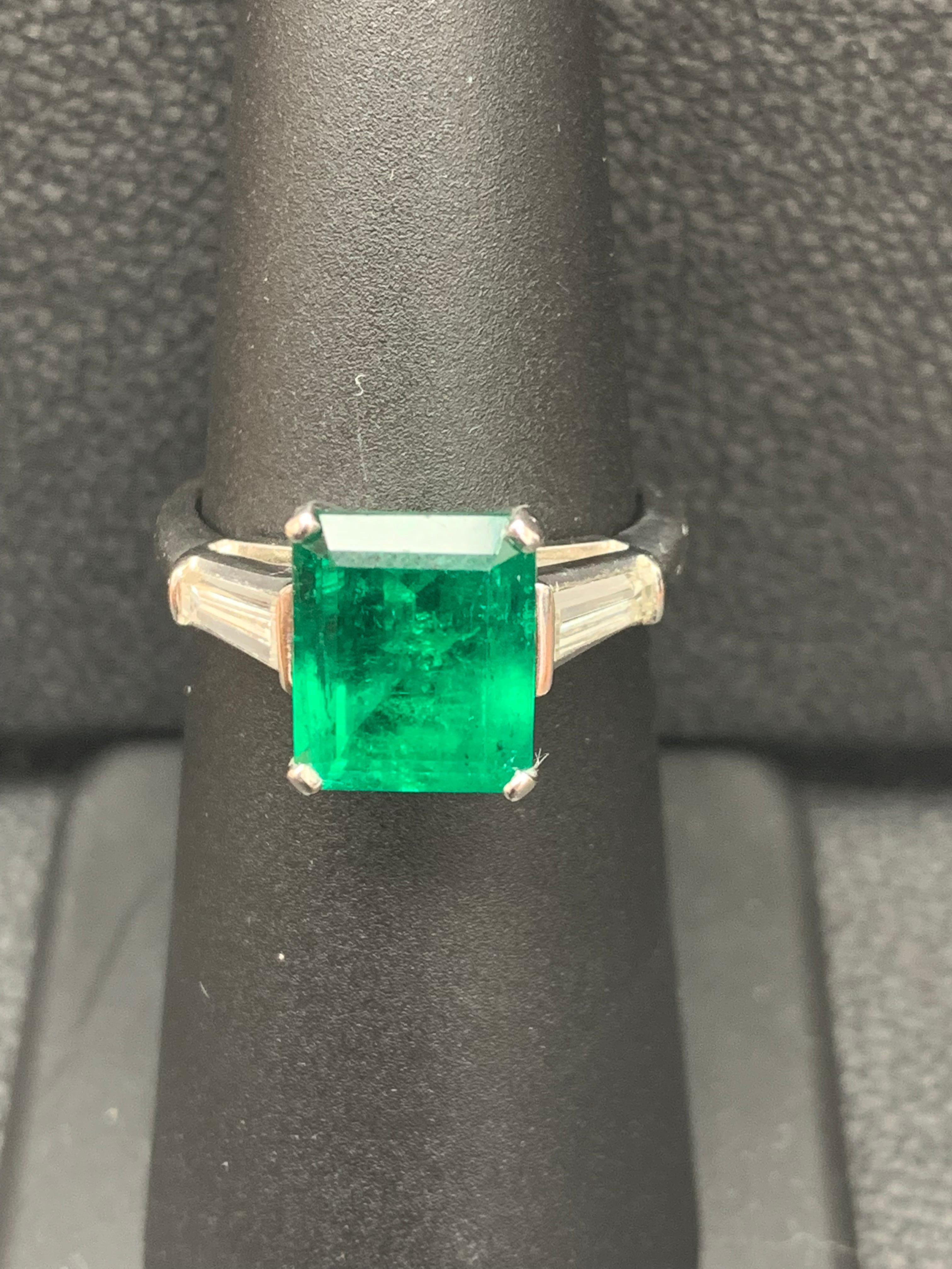 Modern Certified 3.04 Carat Emerald Cut Columbian Emerald Diamond Ring For Sale