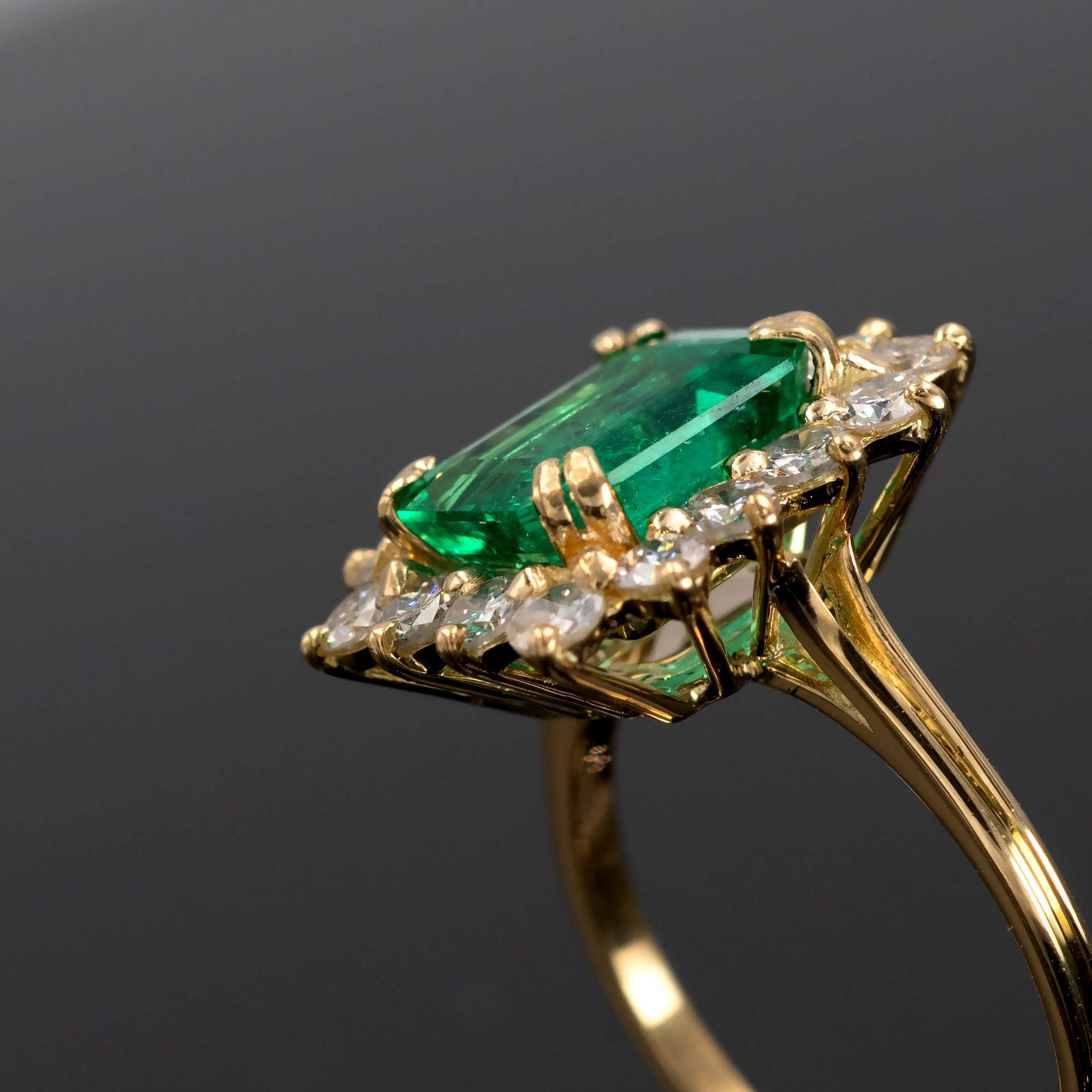 Contemporary Certified 3.04 Carat Minor Oil Colombian Emerald 18-KT Gold Halo Ring For Sale