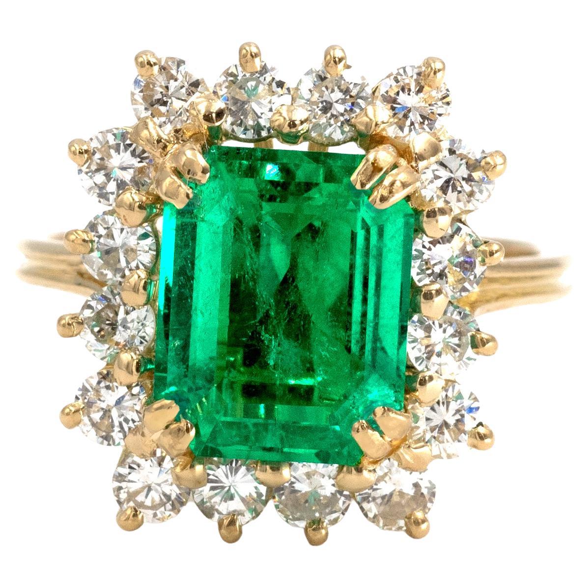 Certified 3.04 Carat Minor Oil Colombian Emerald 18-KT Gold Halo Ring For Sale