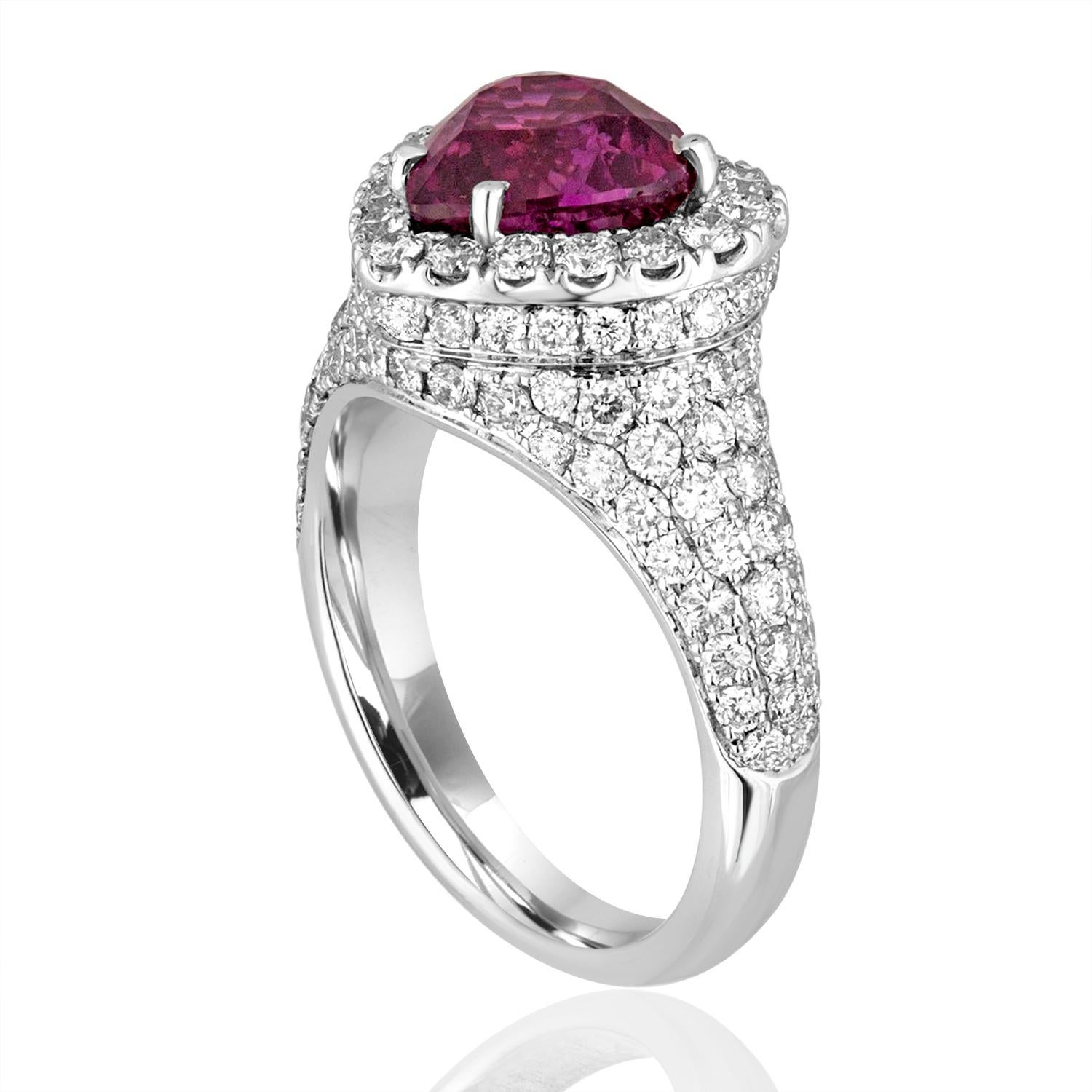 Sehr ungewöhnlicher Saphirring
Der Ring ist aus 18K Weißgold
Es hat 1,71 Karat in Diamanten F VS
Der Saphir ist 3,05 Karat Natural Purple NO Heat.
Der Sapphire ist von LAPIS zertifiziert.
Der Ring ist eine Größe 6, sizable.
Der Ring wiegt 5,3 Gramm
