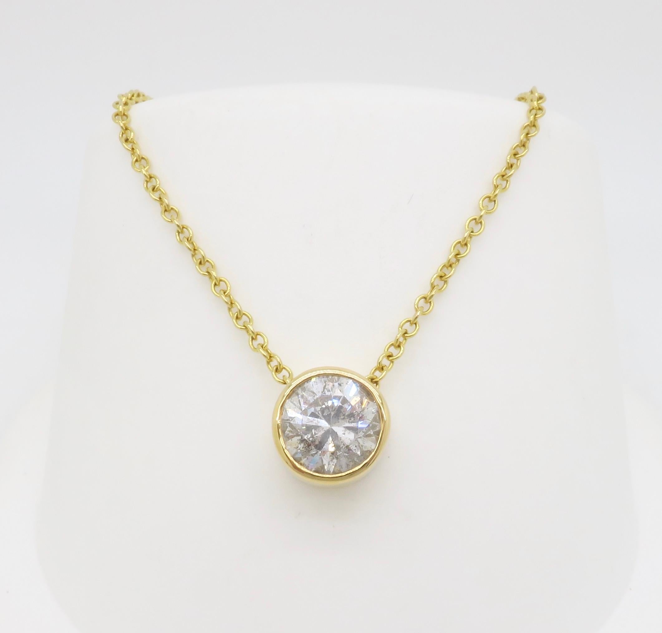 Splendida collana solitario con diamante certificato IGI da 3,05 carati in oro giallo. 

Peso del diamante: 3.05CTW
Forma del diamante: Taglio rotondo brillante 
Colore del diamante: H-I
Chiarezza del diamante: I2
Metallo: oro giallo 14k 
Lunghezza