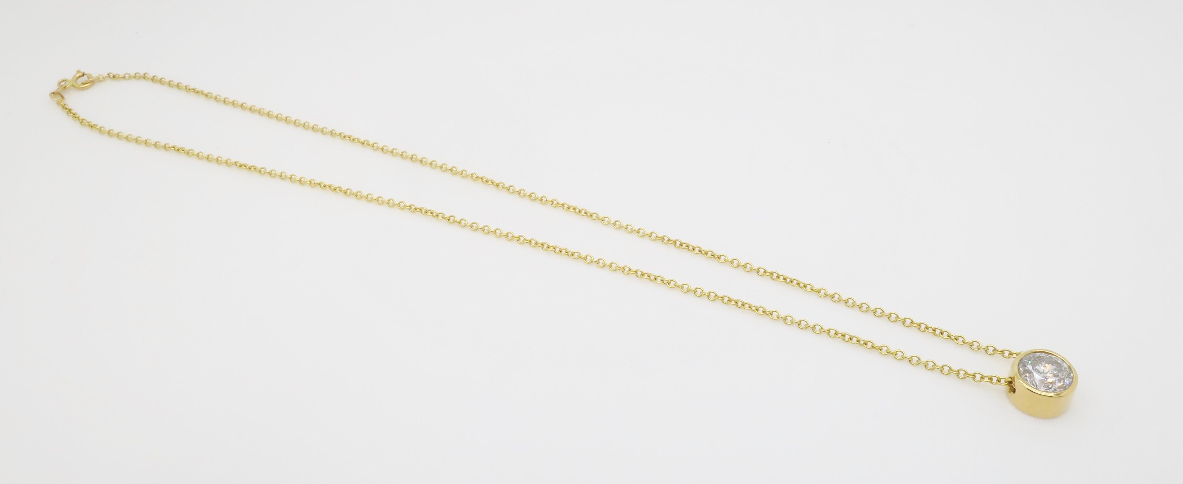 Collana con ciondolo solitario di diamanti taglio Brilliante rotondo certificato 3.05CT in vendita 1