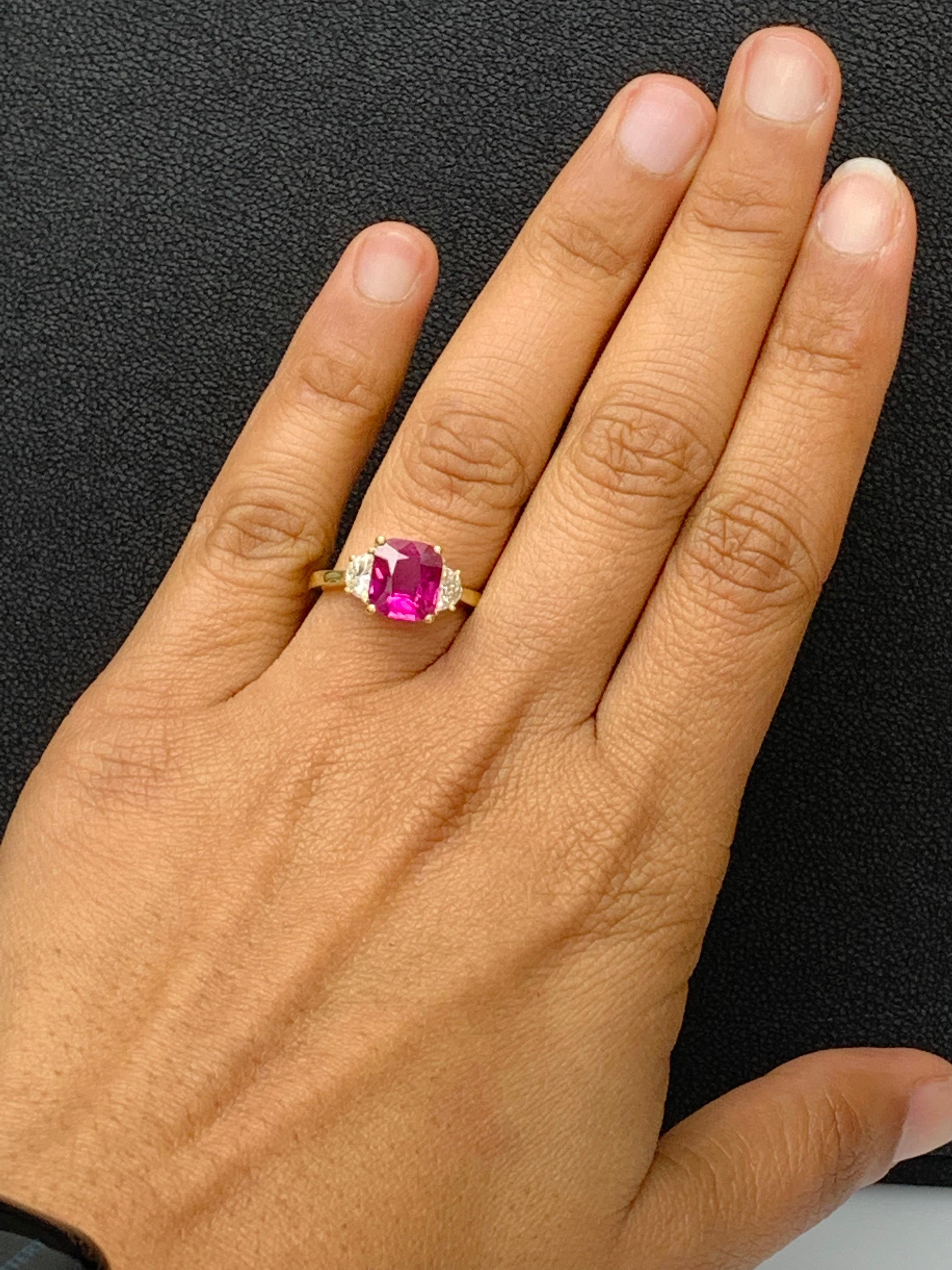 Bague de fiançailles à trois pierres en diamants et rubis taille coussin certifié de 3,07 carats en vente 11