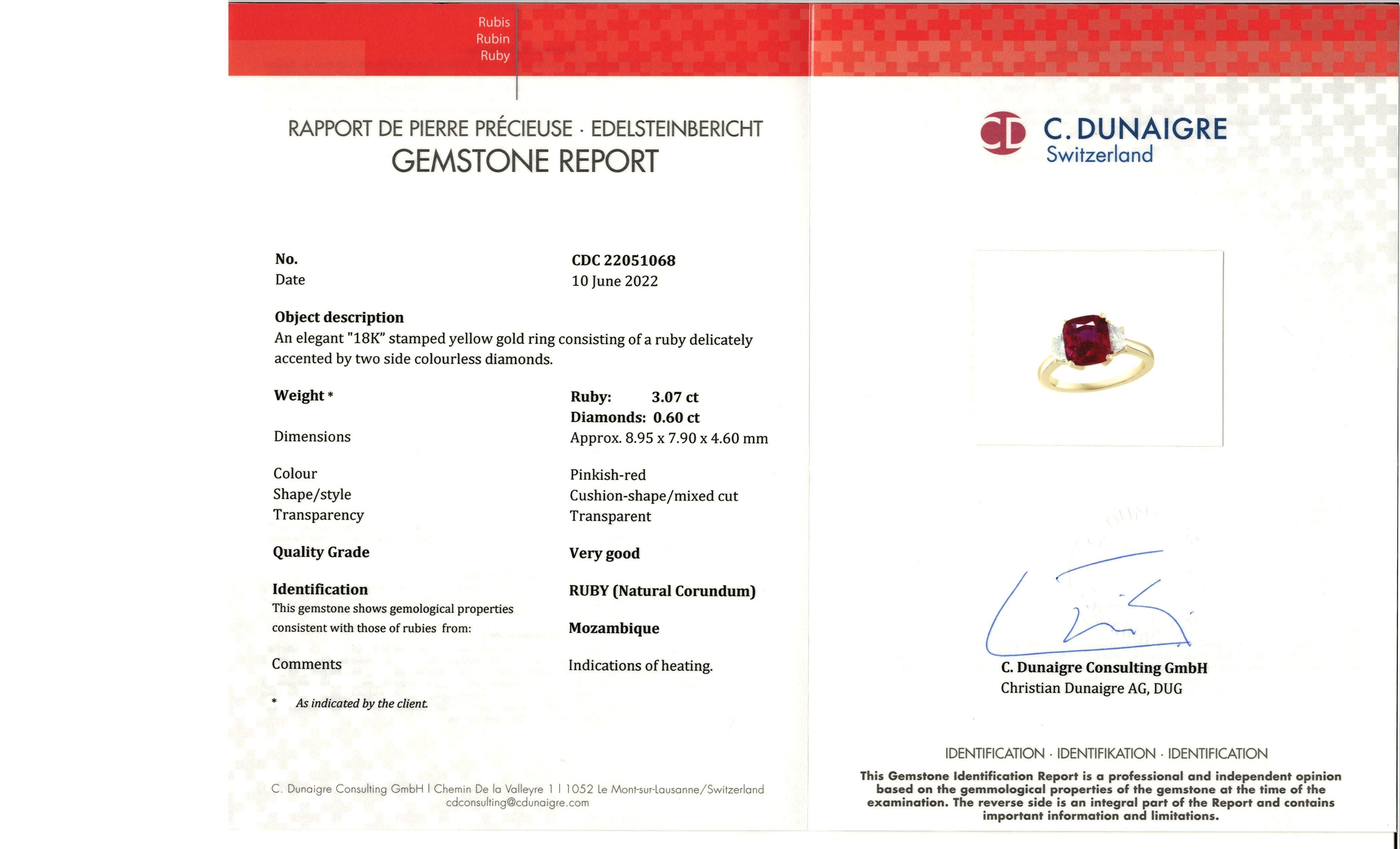 Bague de fiançailles à trois pierres en diamants et rubis taille coussin certifié de 3,07 carats en vente 13