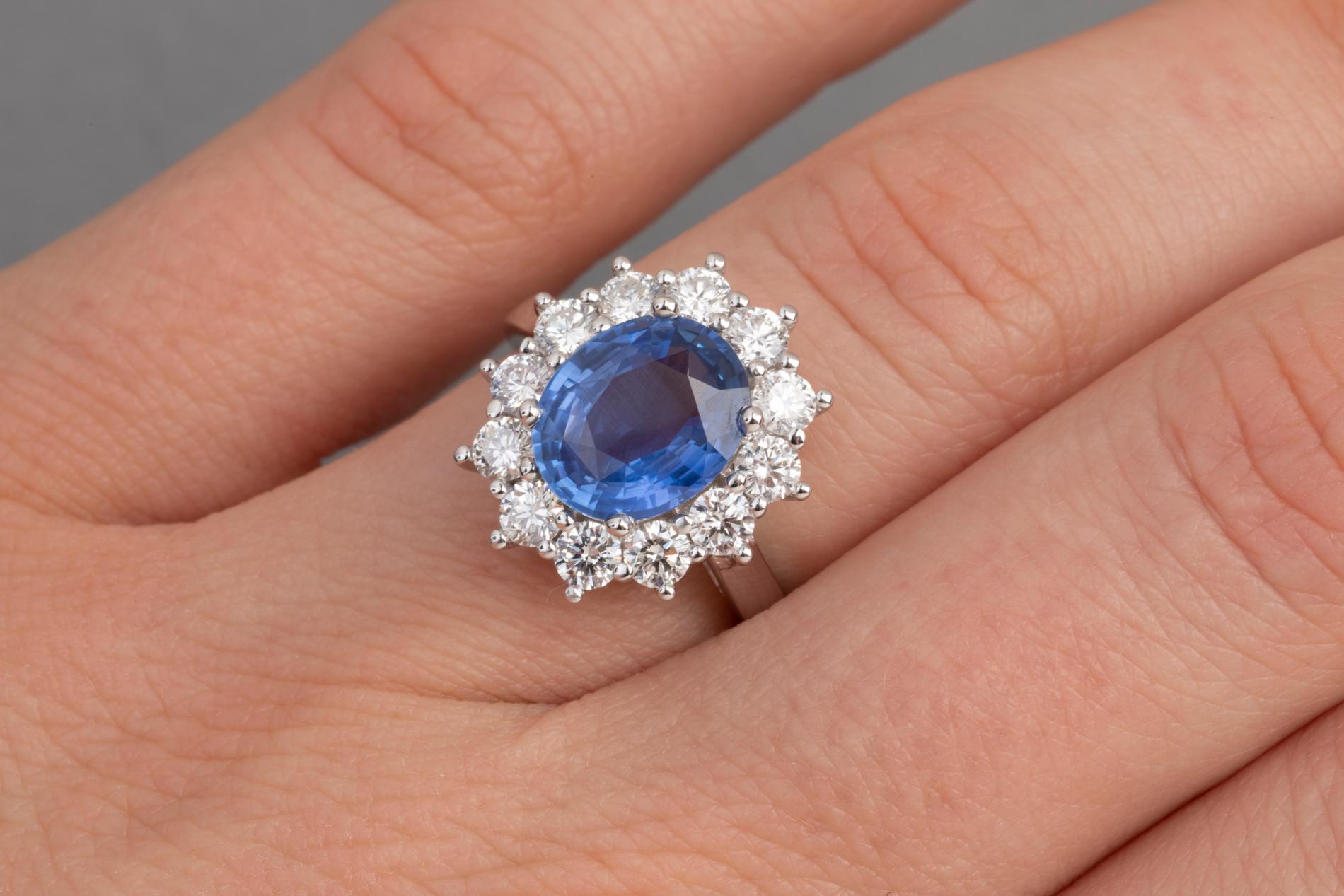 Certified 3.08 Carat Ceylan Sapphire and 1.19 Carat Diamonds Ring In New Condition In Saint-Ouen, FR