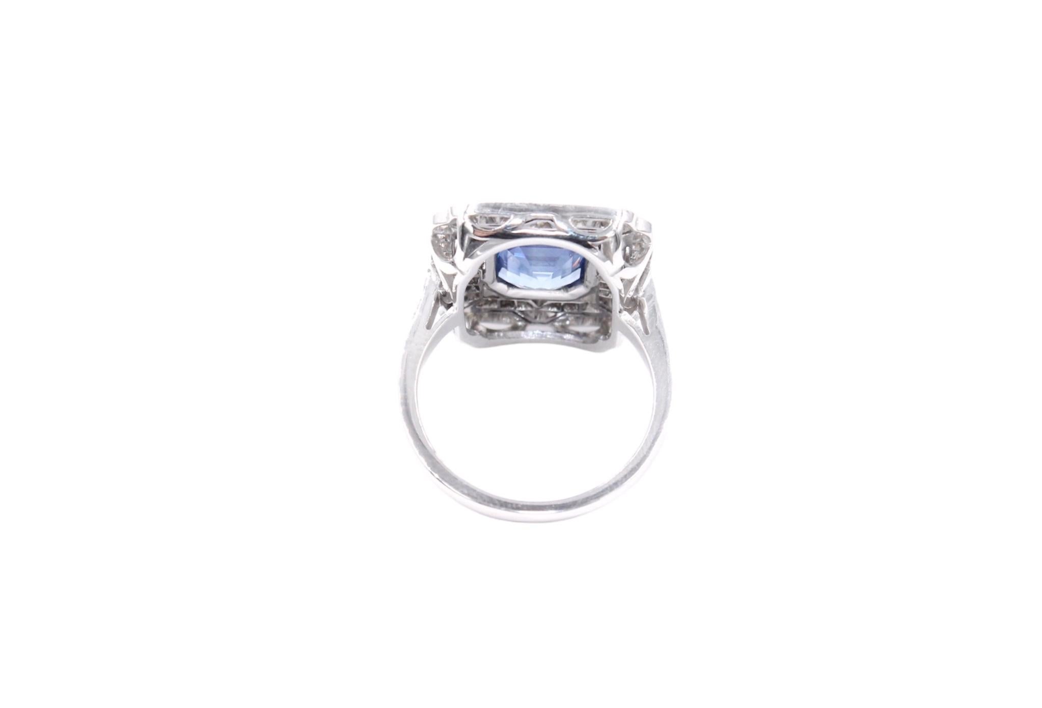 Art Deco Certified 3.10 Carats Natural Ceylon Sapphire and Diamond Ring For Sale