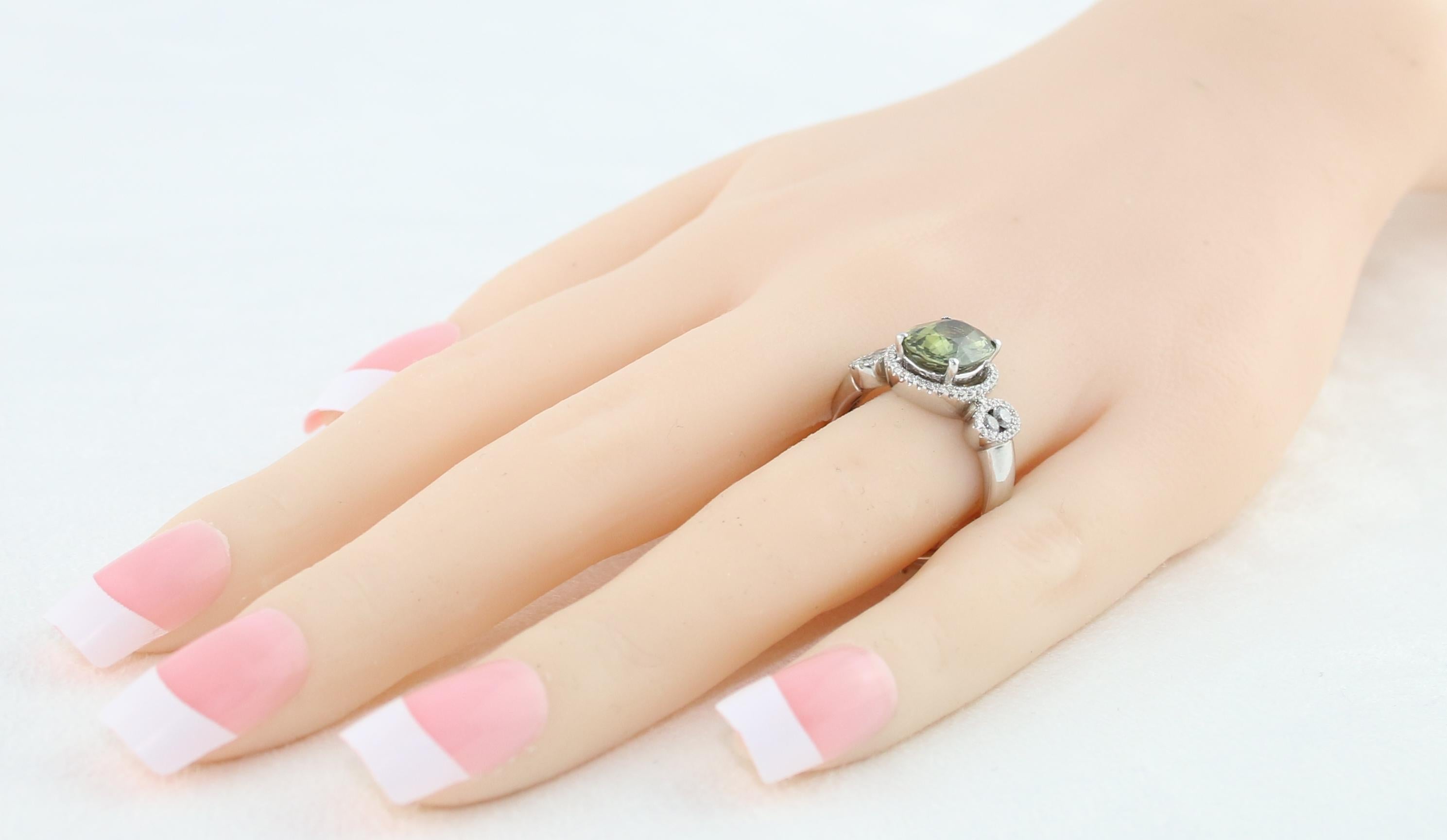 Bague en or avec saphir jaune verdâtre ovale certifié sans chaleur de 3,12 carats et diamants Neuf - En vente à New York, NY