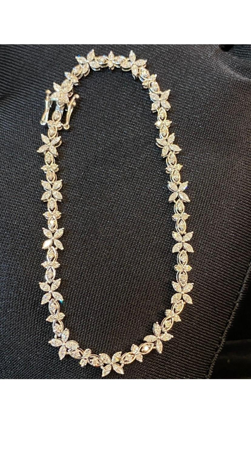 An exclusive Diamonds bracelet, in particular floral design, so elegant and original style.
Elevate your timeless of beauty and add a touch of light and sophistication on your look.
Stunning bracelet come in 18k gold with Diamonds of 3,12 carats, in