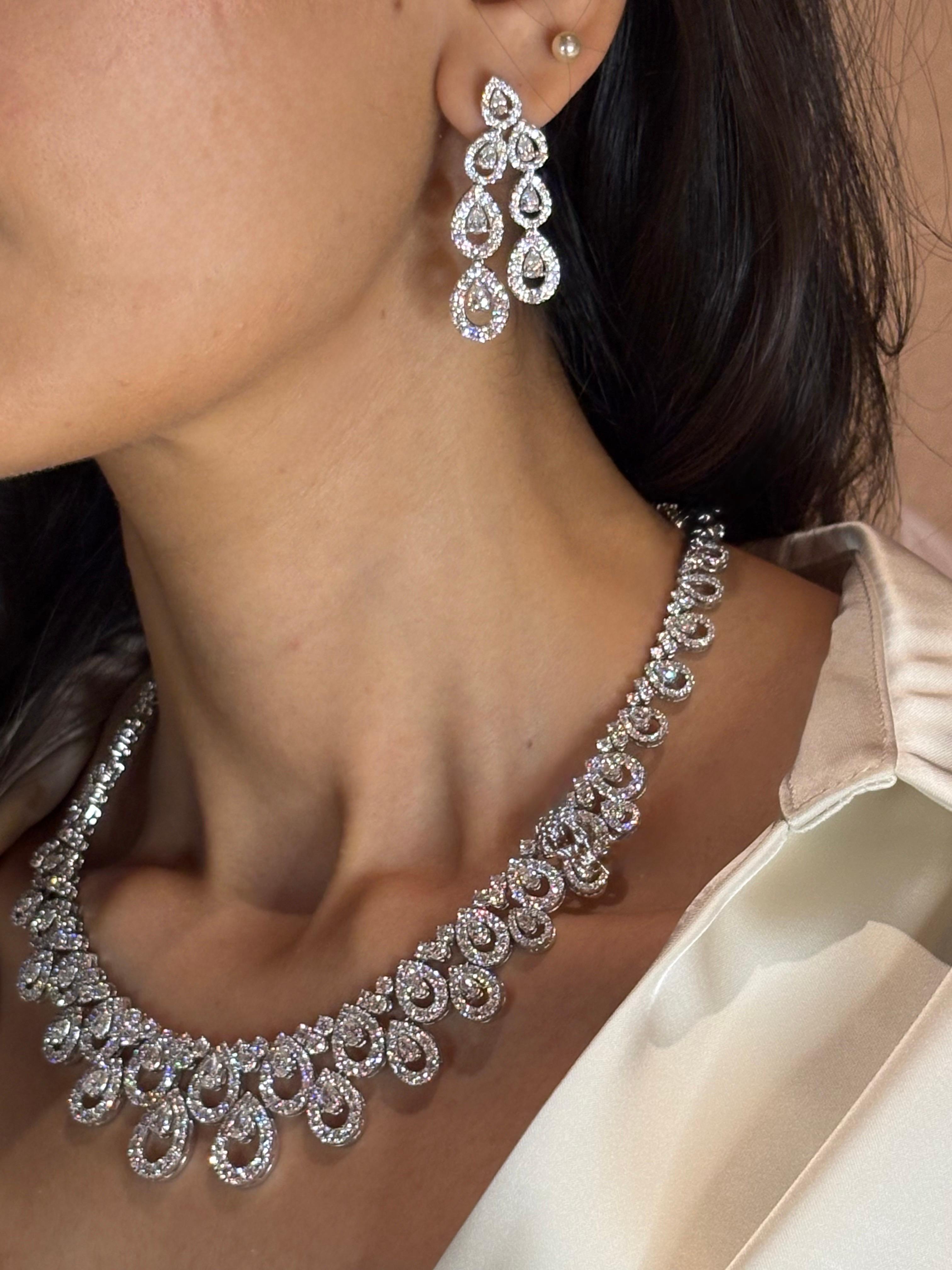 Eine atemberaubende zertifizierte 31,27 Karat insgesamt weißen Diamanten VS Qualität, F-G Farbe, Halskette und Ohrring gesetzt. Alle Birnenformen sind einzelne Diamanten. Der innere Umfang der Halskette ist 16 Zoll, und die Ohrringe sind 2 Zoll