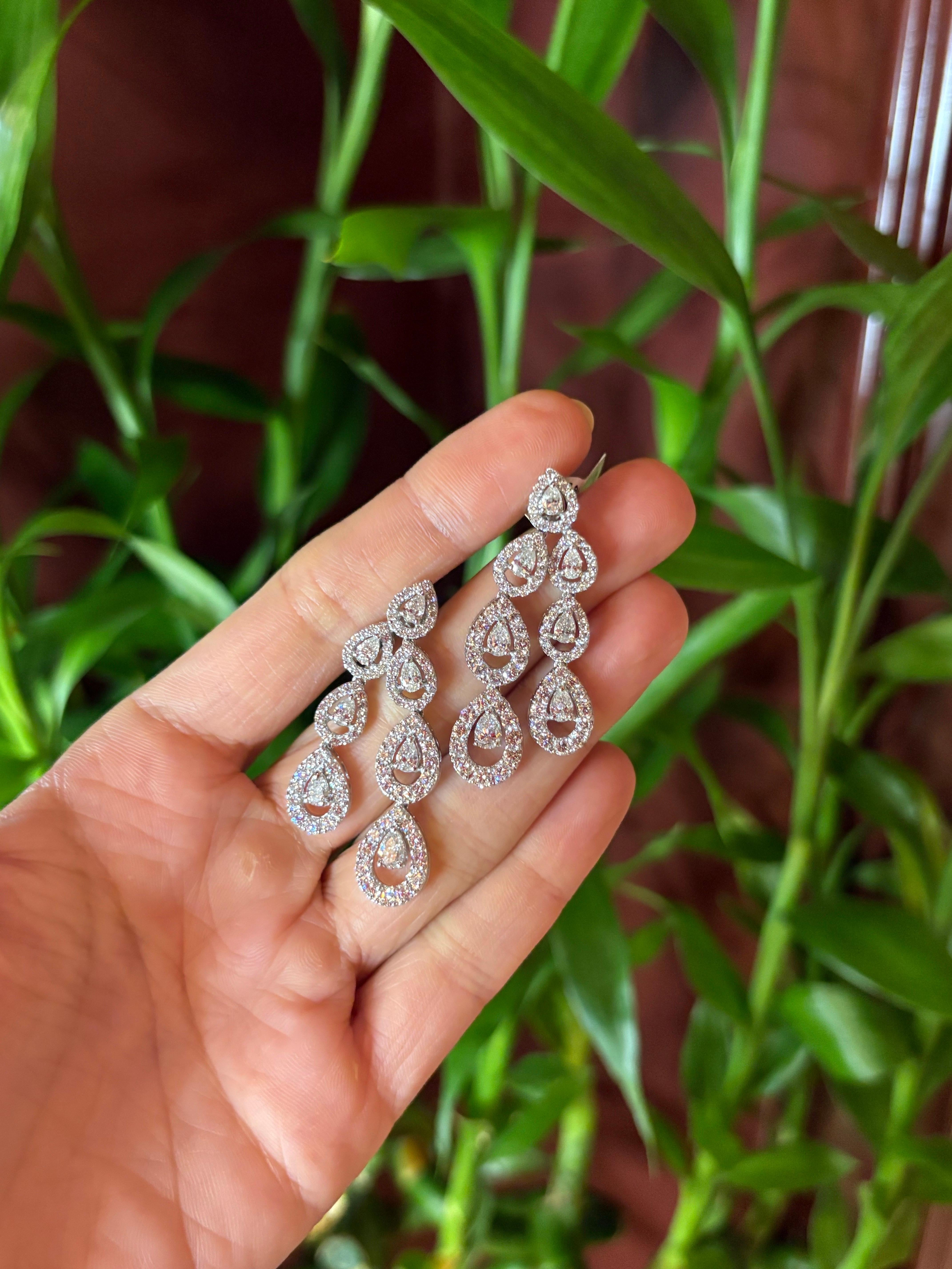Zertifizierte 31,27 Karat Diamant und 18K Weißgold Ohrring und Halskette Suite (Moderne) im Angebot