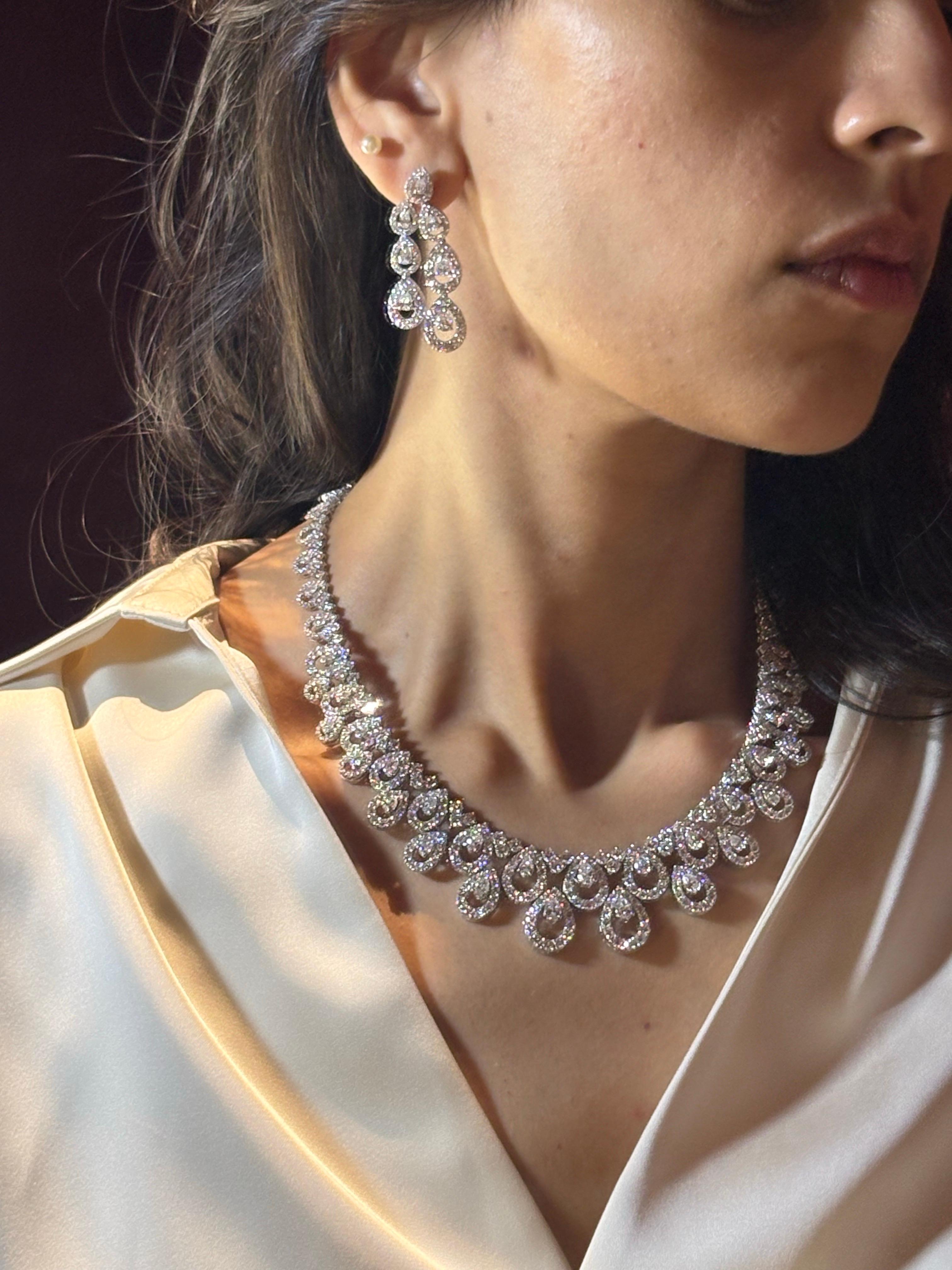 Zertifizierte 31,27 Karat Diamant und 18K Weißgold Ohrring und Halskette Suite (Tropfenschliff) im Angebot