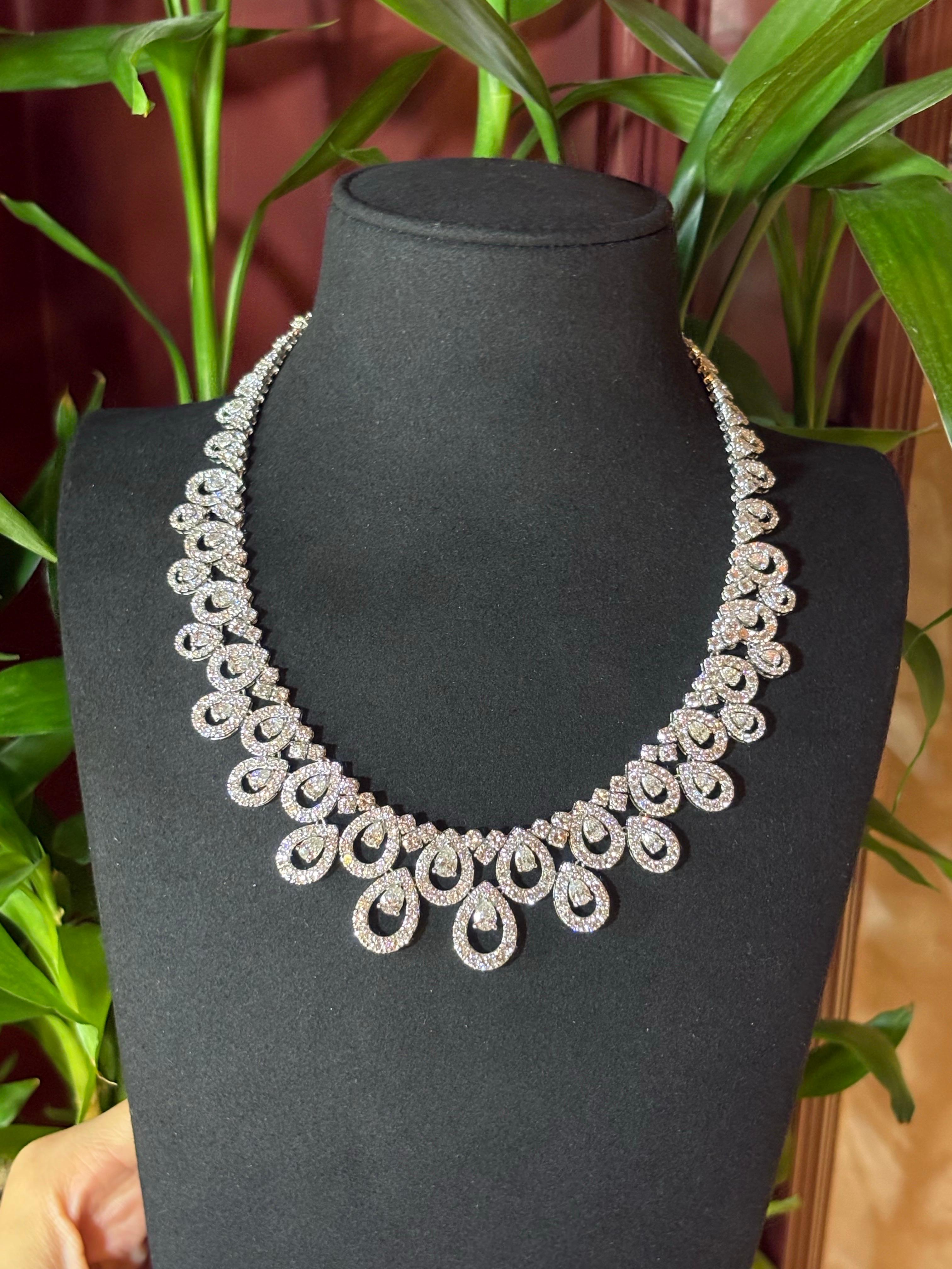 Zertifizierte 31,27 Karat Diamant und 18K Weißgold Ohrring und Halskette Suite im Zustand „Neu“ im Angebot in Bangkok, Thailand