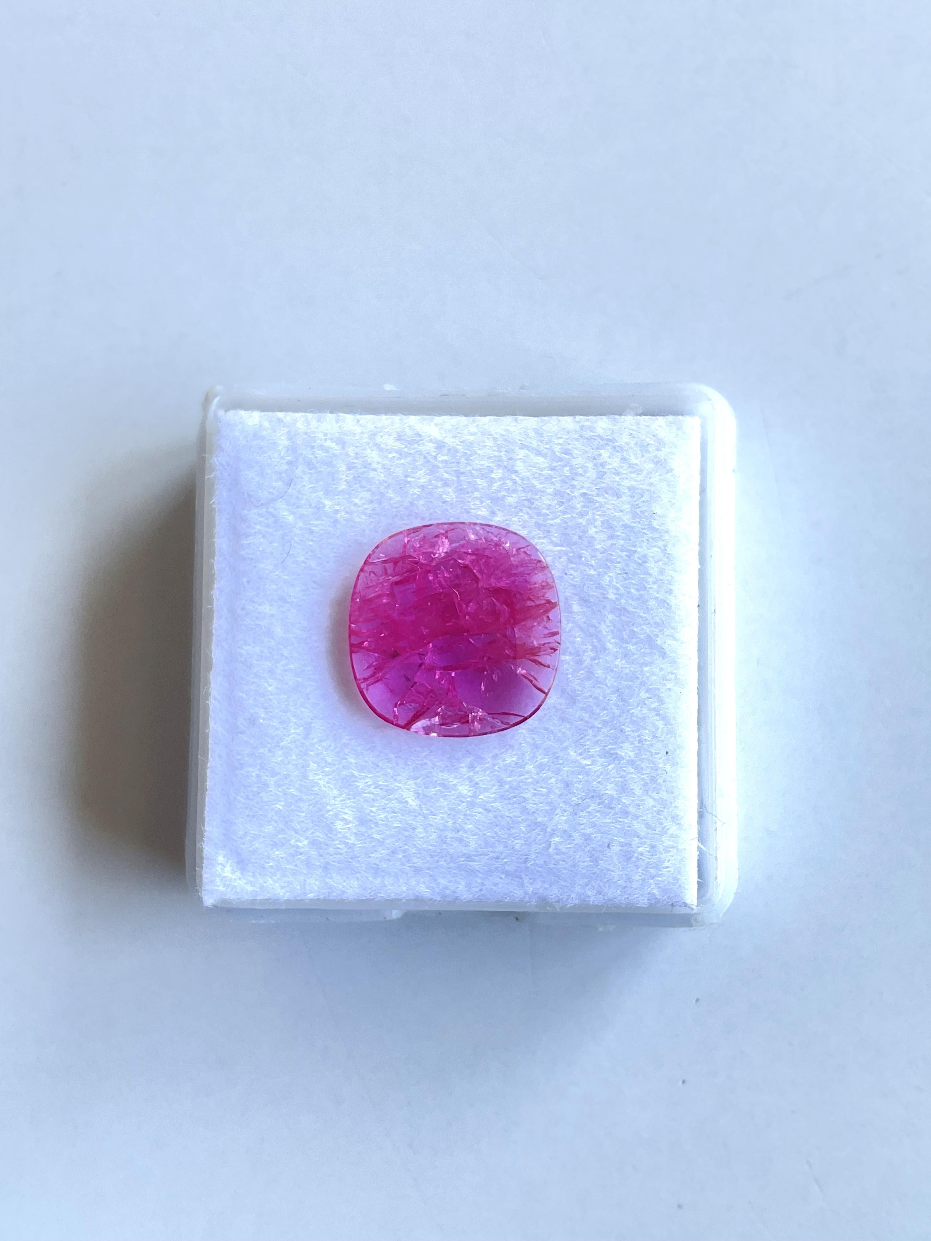 Art déco Pierre de rubis du Mozambique certifiée 3.13 carats, taille coussin facettée, non chauffée, naturelle en vente