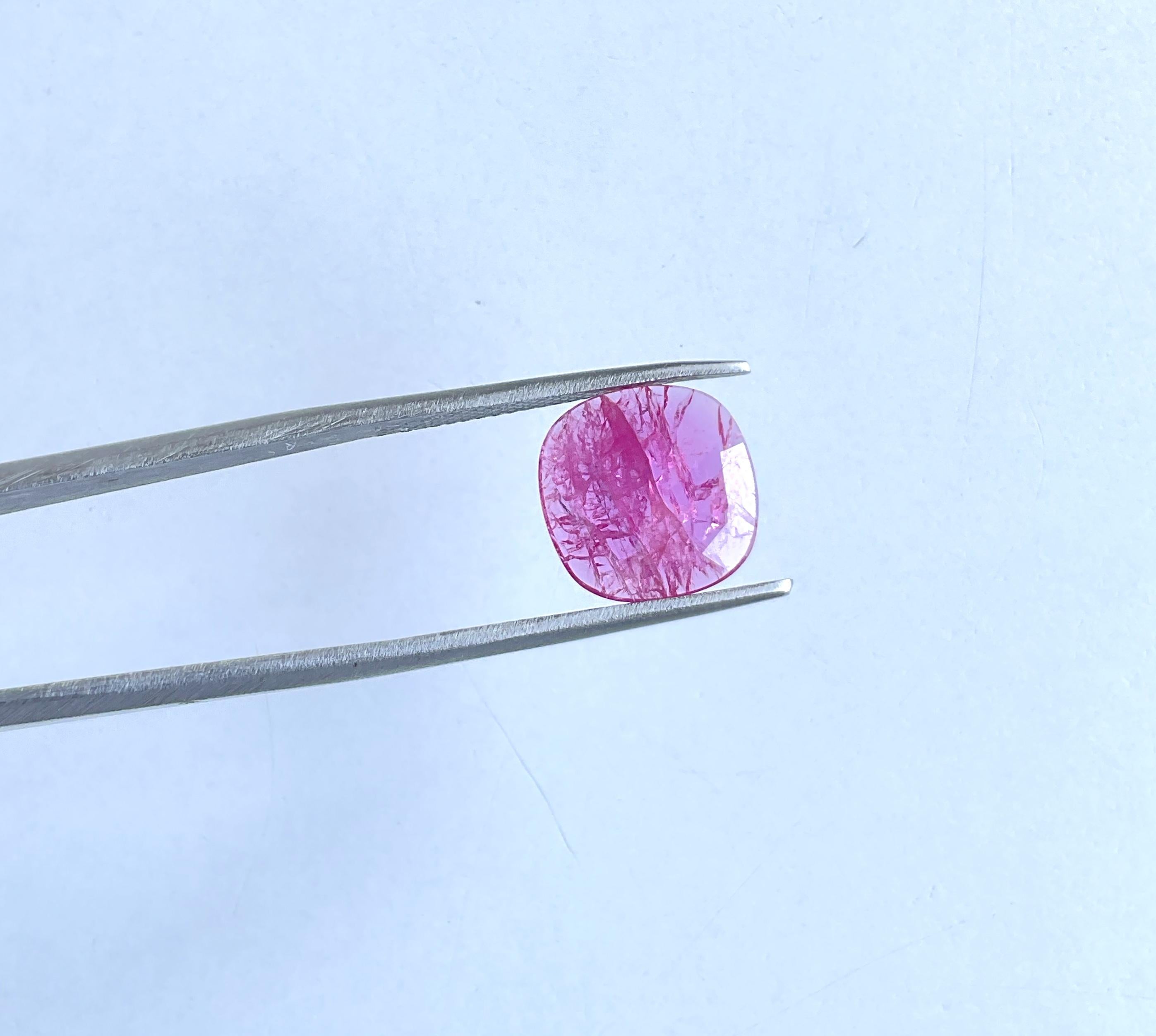 Pierre de rubis du Mozambique certifiée 3.13 carats, taille coussin facettée, non chauffée, naturelle Unisexe en vente