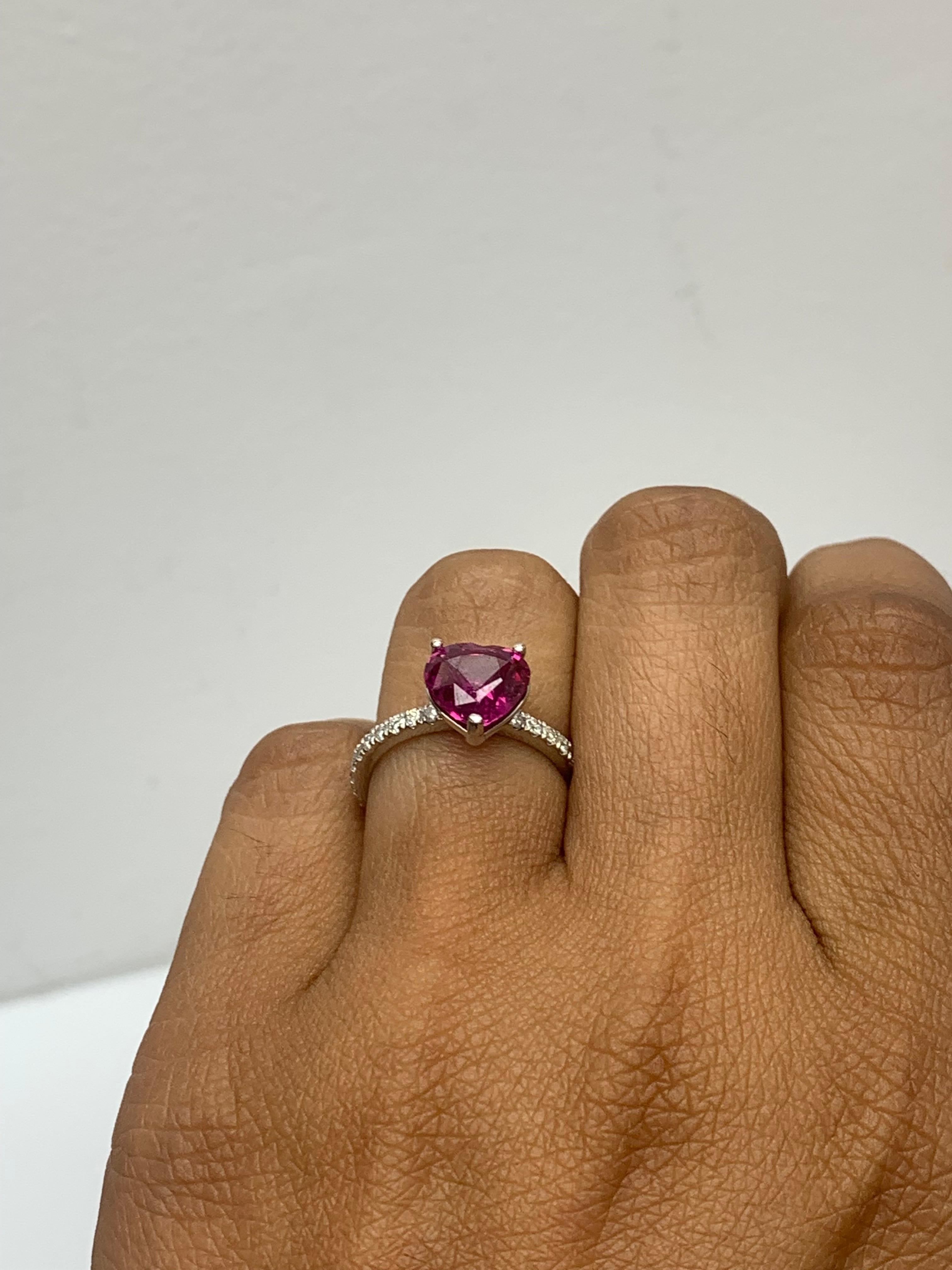 Anello di fidanzamento con rubino e diamanti a forma di cuore da 3,18 carati CERTIFICATO in platino in vendita 4