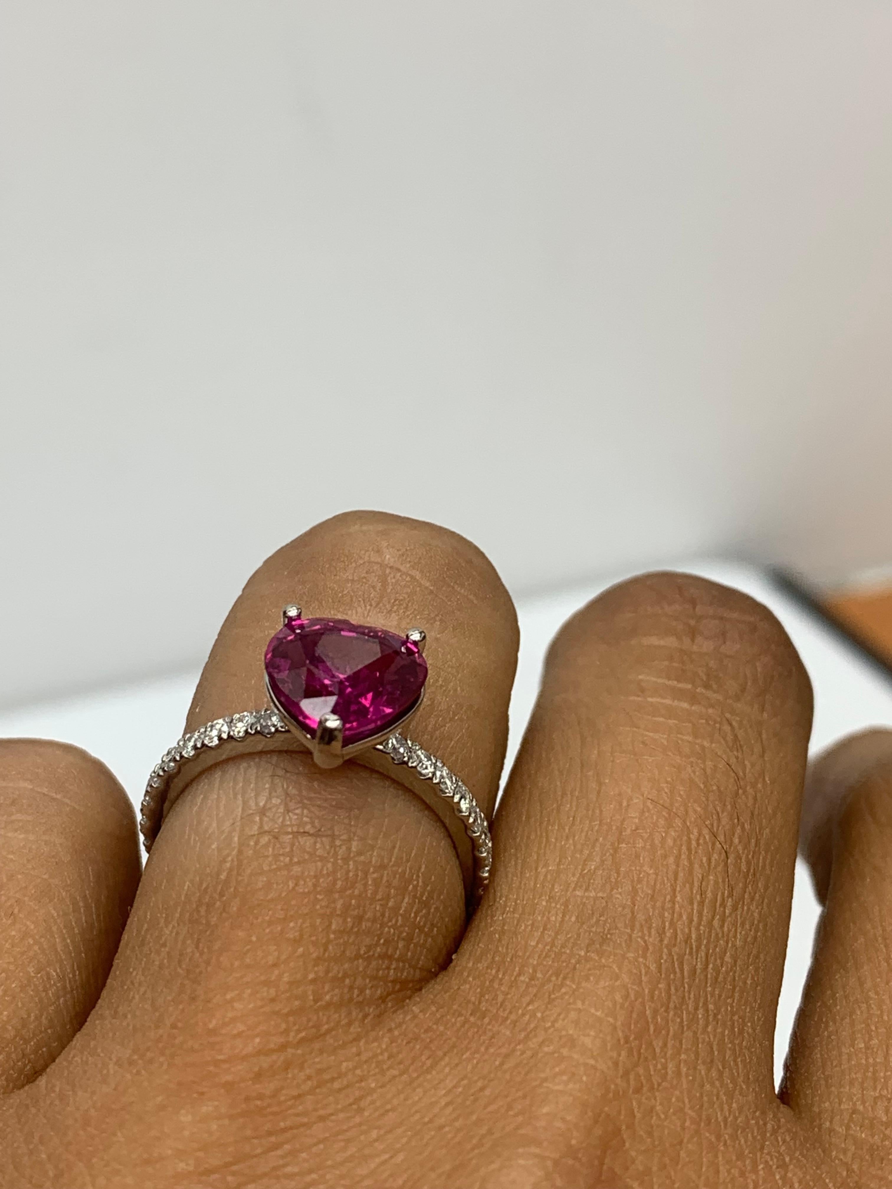 Anello di fidanzamento con rubino e diamanti a forma di cuore da 3,18 carati CERTIFICATO in platino in vendita 5