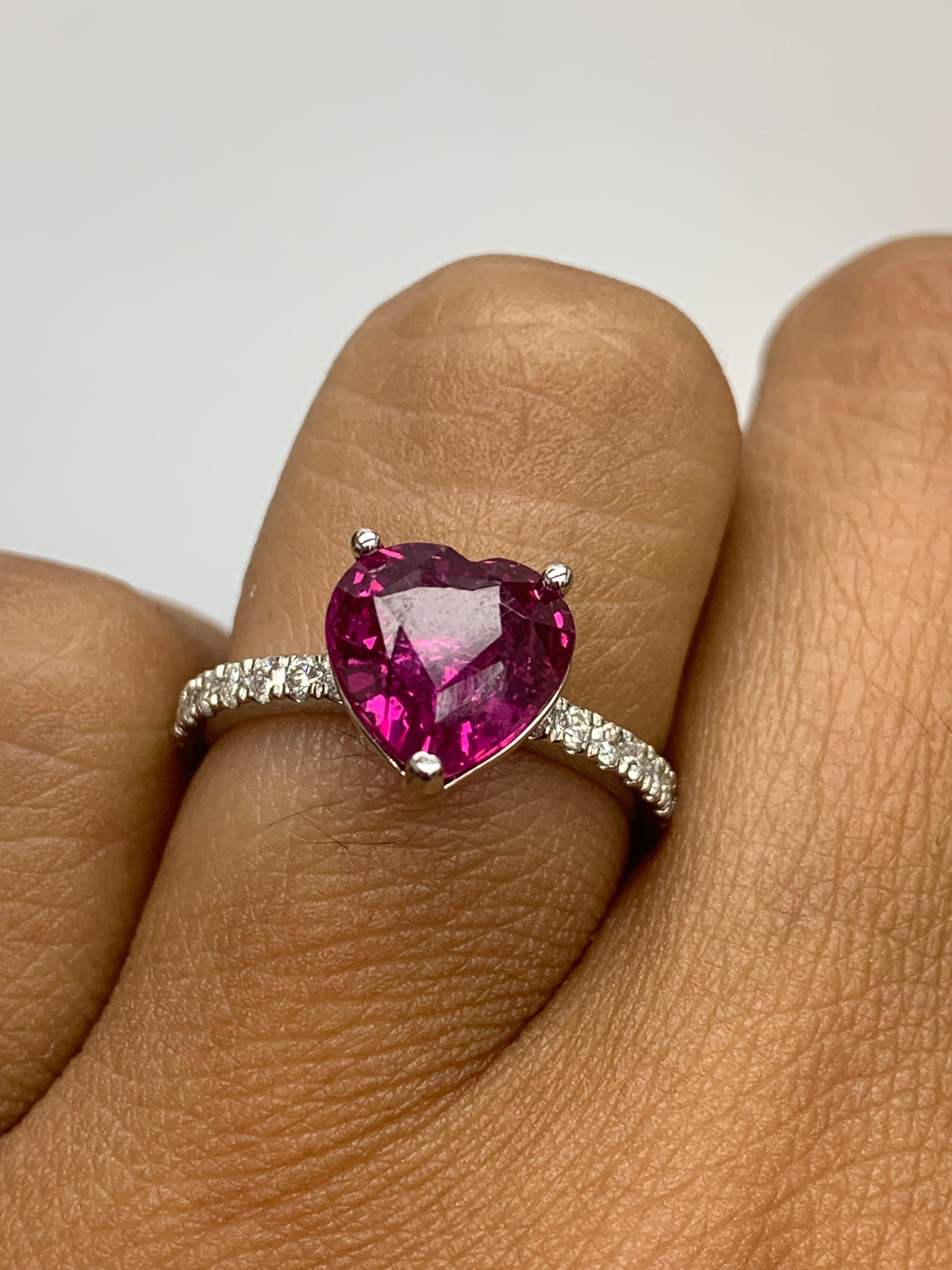 Anello di fidanzamento con rubino e diamanti a forma di cuore da 3,18 carati CERTIFICATO in platino in vendita 6