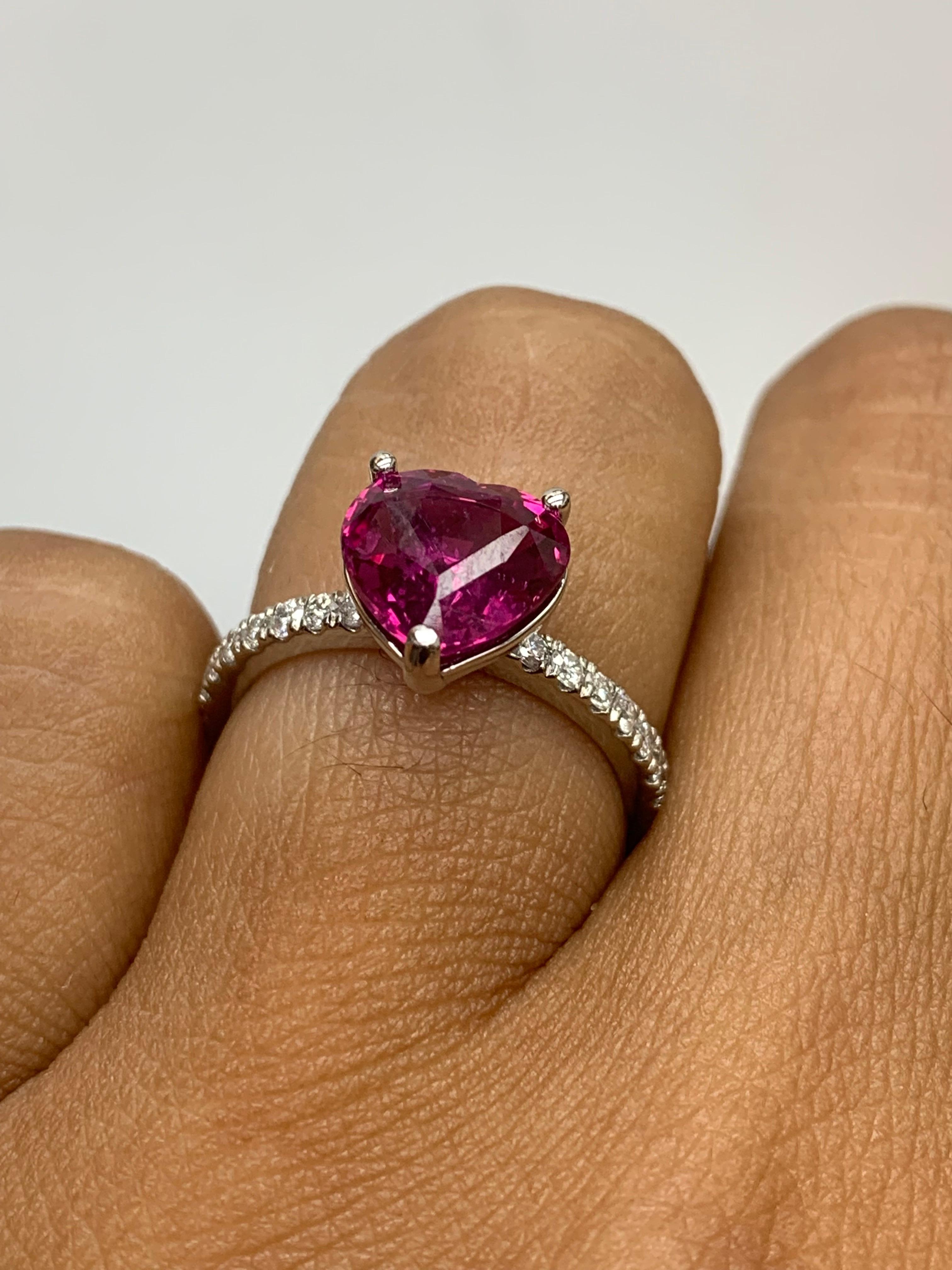 Anello di fidanzamento con rubino e diamanti a forma di cuore da 3,18 carati CERTIFICATO in platino in vendita 7