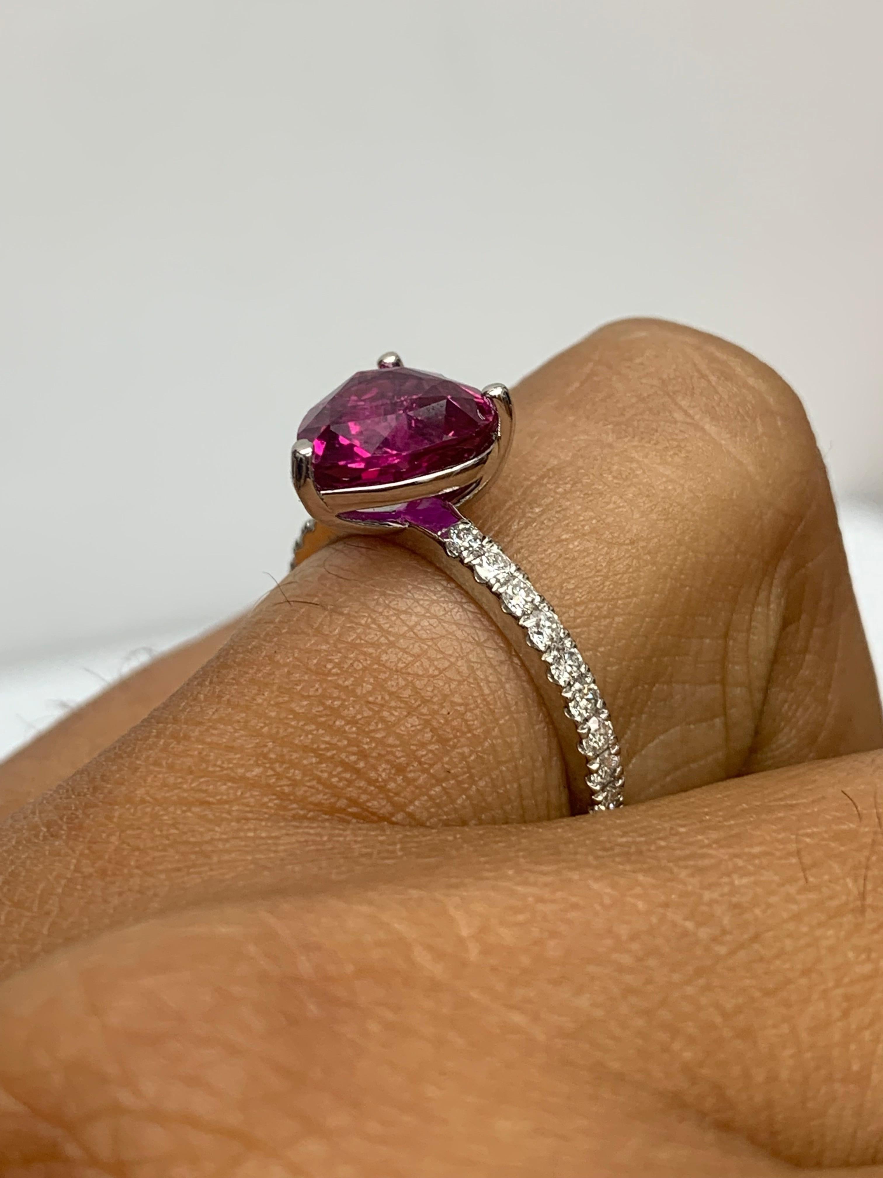 Moderno Anello di fidanzamento con rubino e diamanti a forma di cuore da 3,18 carati CERTIFICATO in platino in vendita