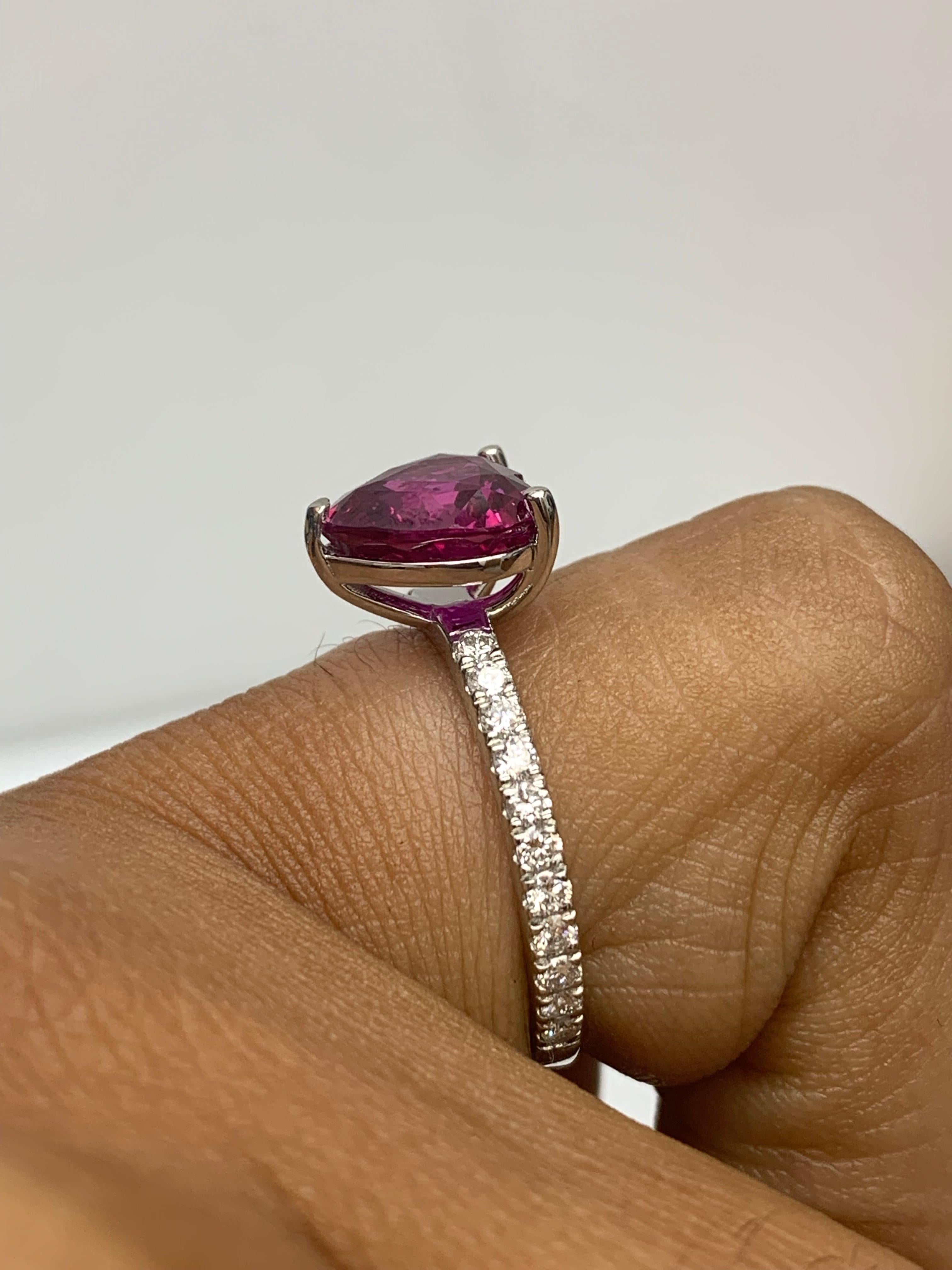 Cuore Anello di fidanzamento con rubino e diamanti a forma di cuore da 3,18 carati CERTIFICATO in platino in vendita