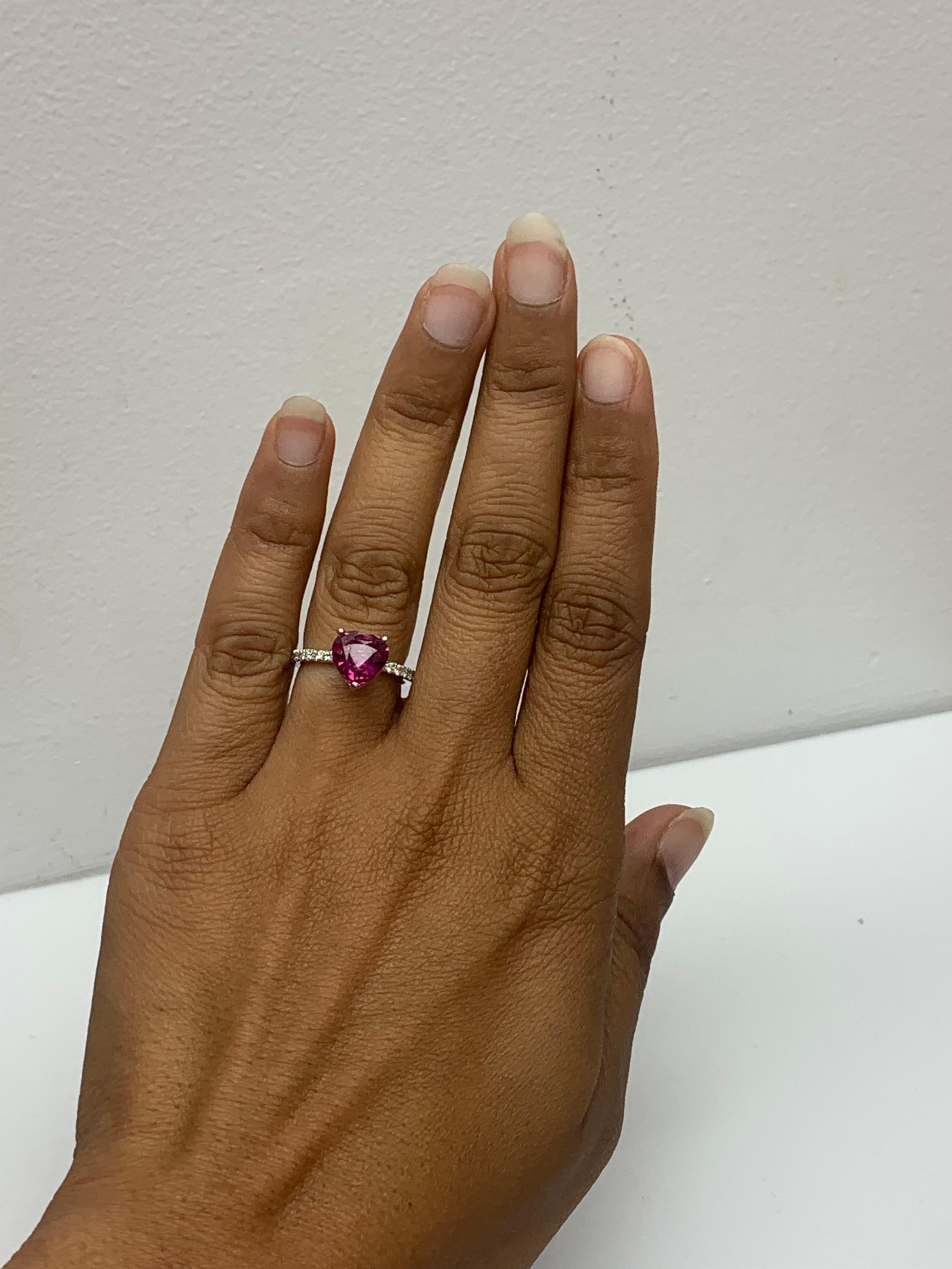 Anello di fidanzamento con rubino e diamanti a forma di cuore da 3,18 carati CERTIFICATO in platino In condizioni Nuovo in vendita a NEW YORK, NY