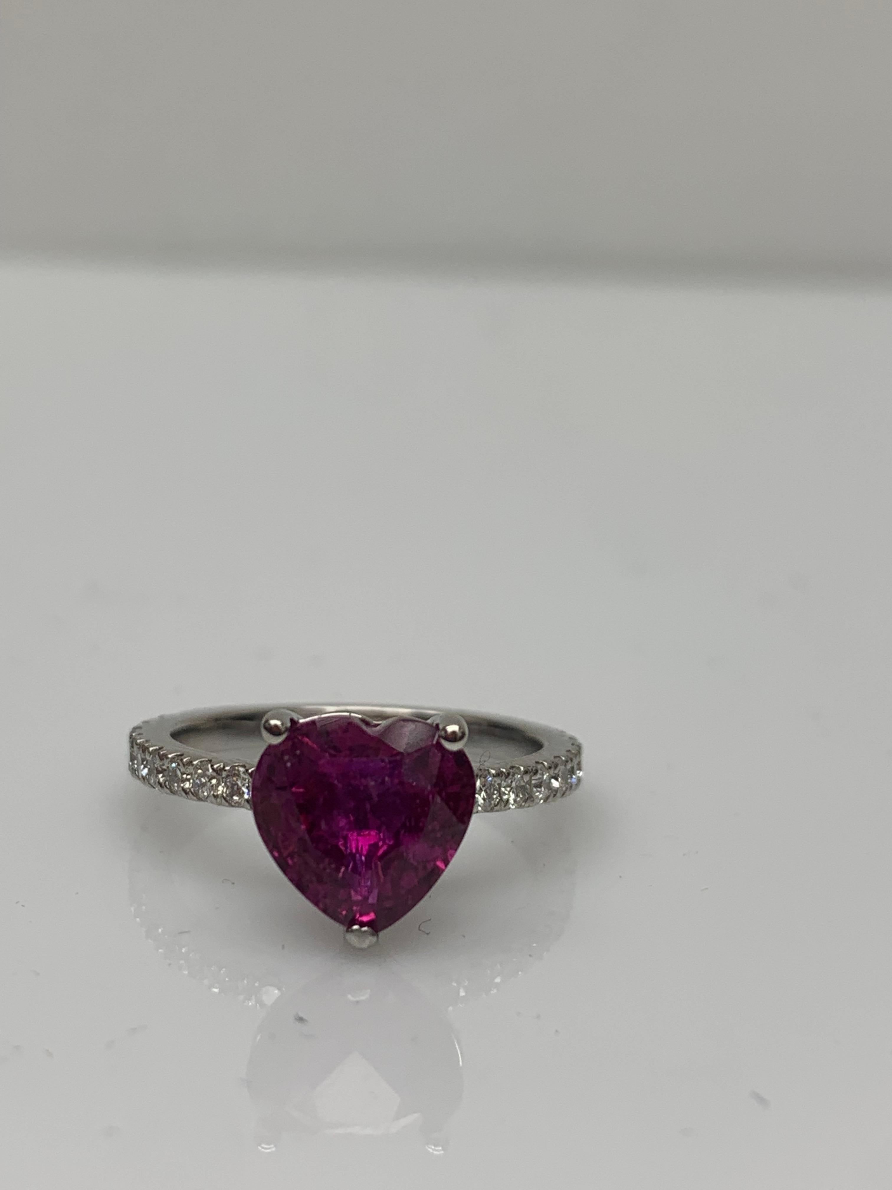 Donna Anello di fidanzamento con rubino e diamanti a forma di cuore da 3,18 carati CERTIFICATO in platino in vendita