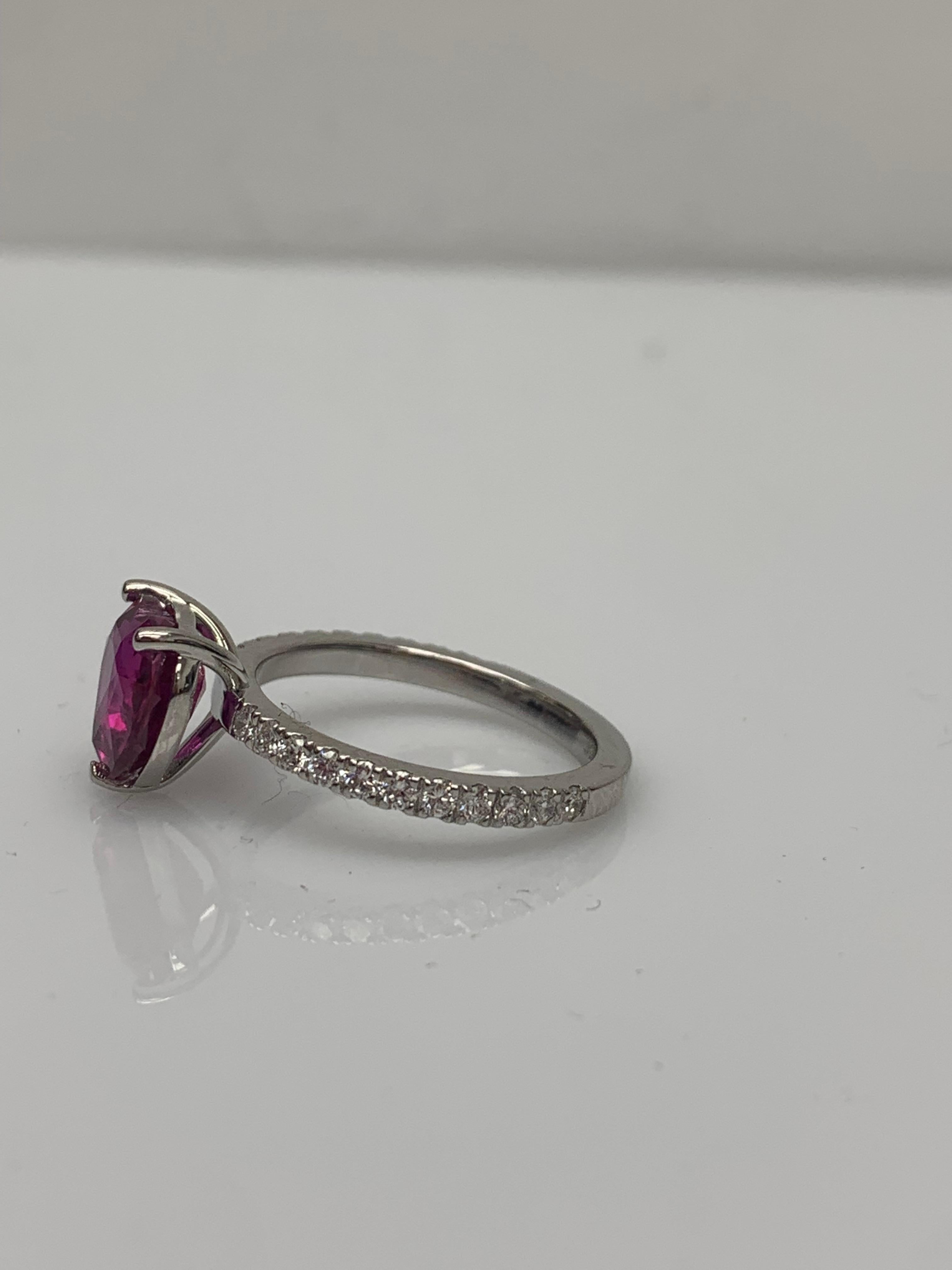 Anello di fidanzamento con rubino e diamanti a forma di cuore da 3,18 carati CERTIFICATO in platino in vendita 1