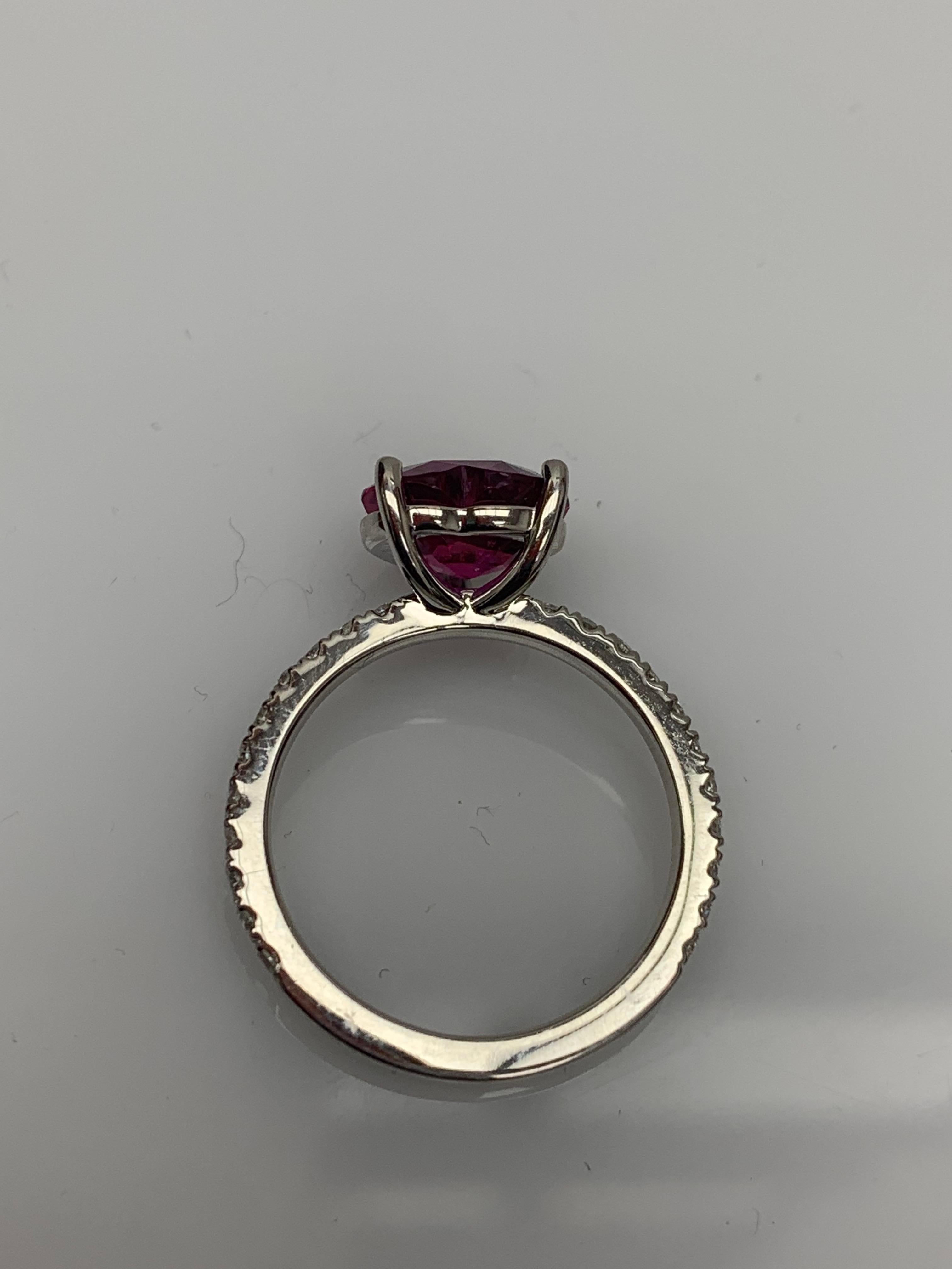 Anello di fidanzamento con rubino e diamanti a forma di cuore da 3,18 carati CERTIFICATO in platino in vendita 2