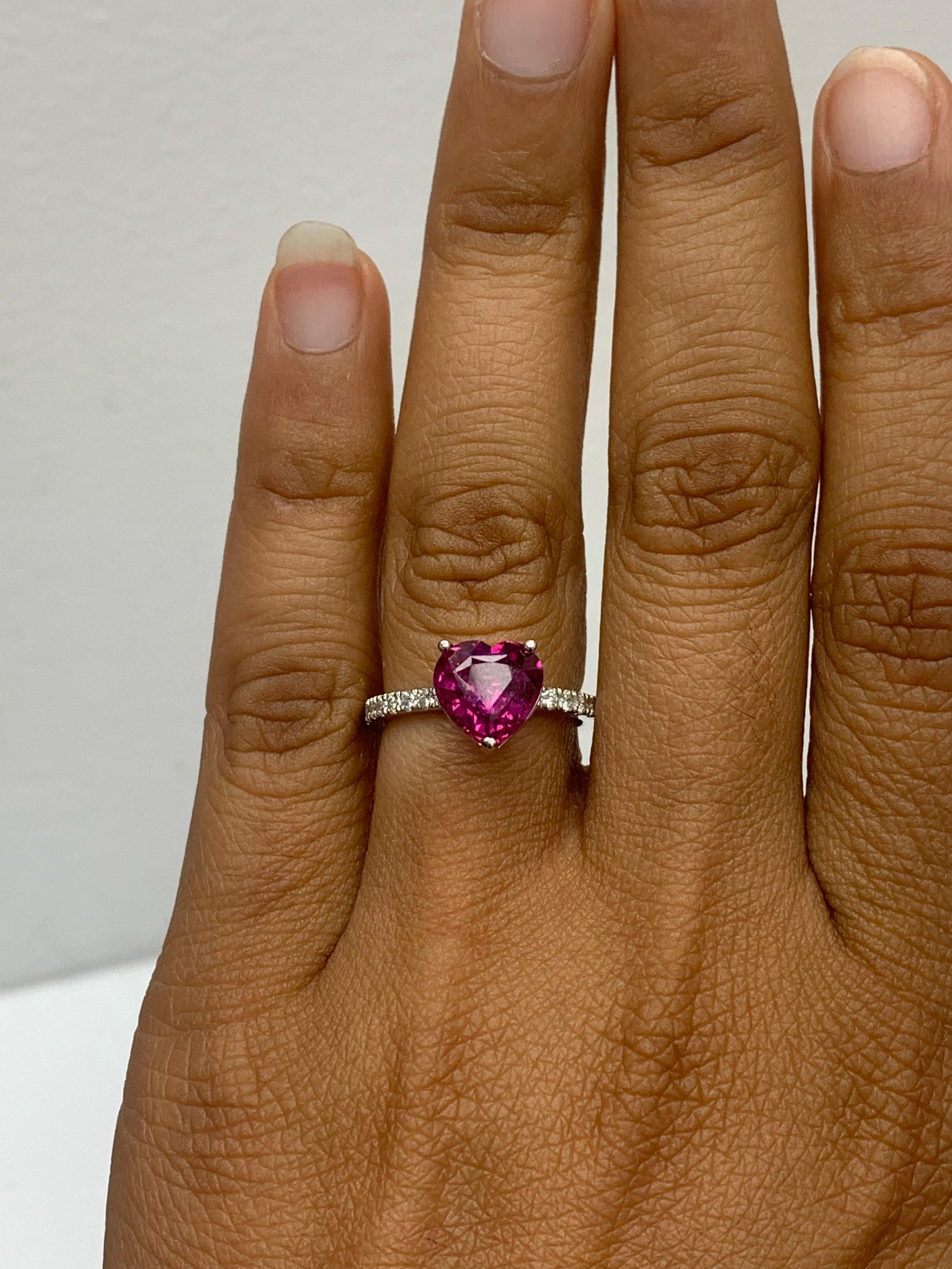 Anello di fidanzamento con rubino e diamanti a forma di cuore da 3,18 carati CERTIFICATO in platino in vendita 3