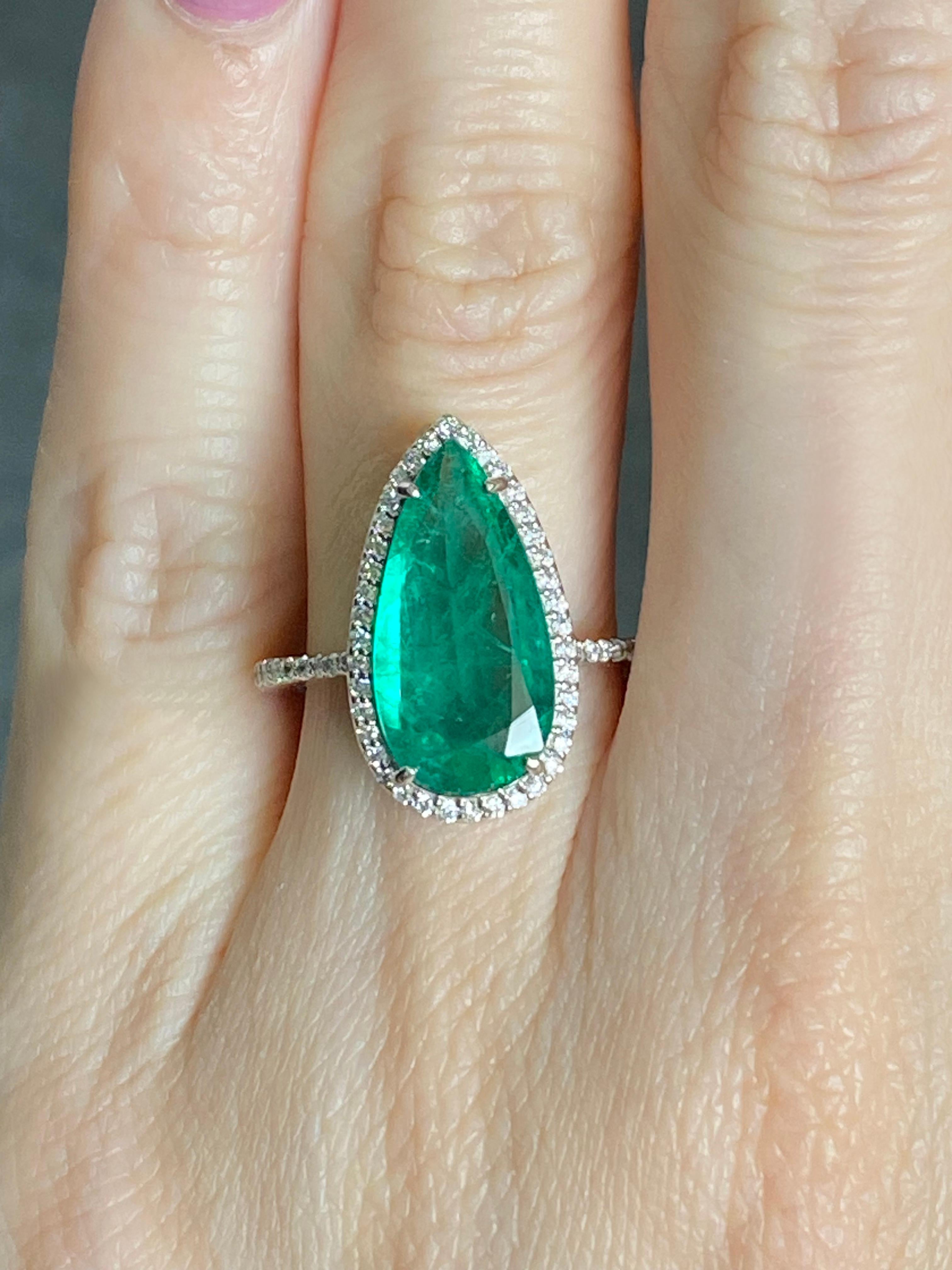 Zertifizierter Verlobungsring mit 3,2 Karat Smaragd und Diamant Damen