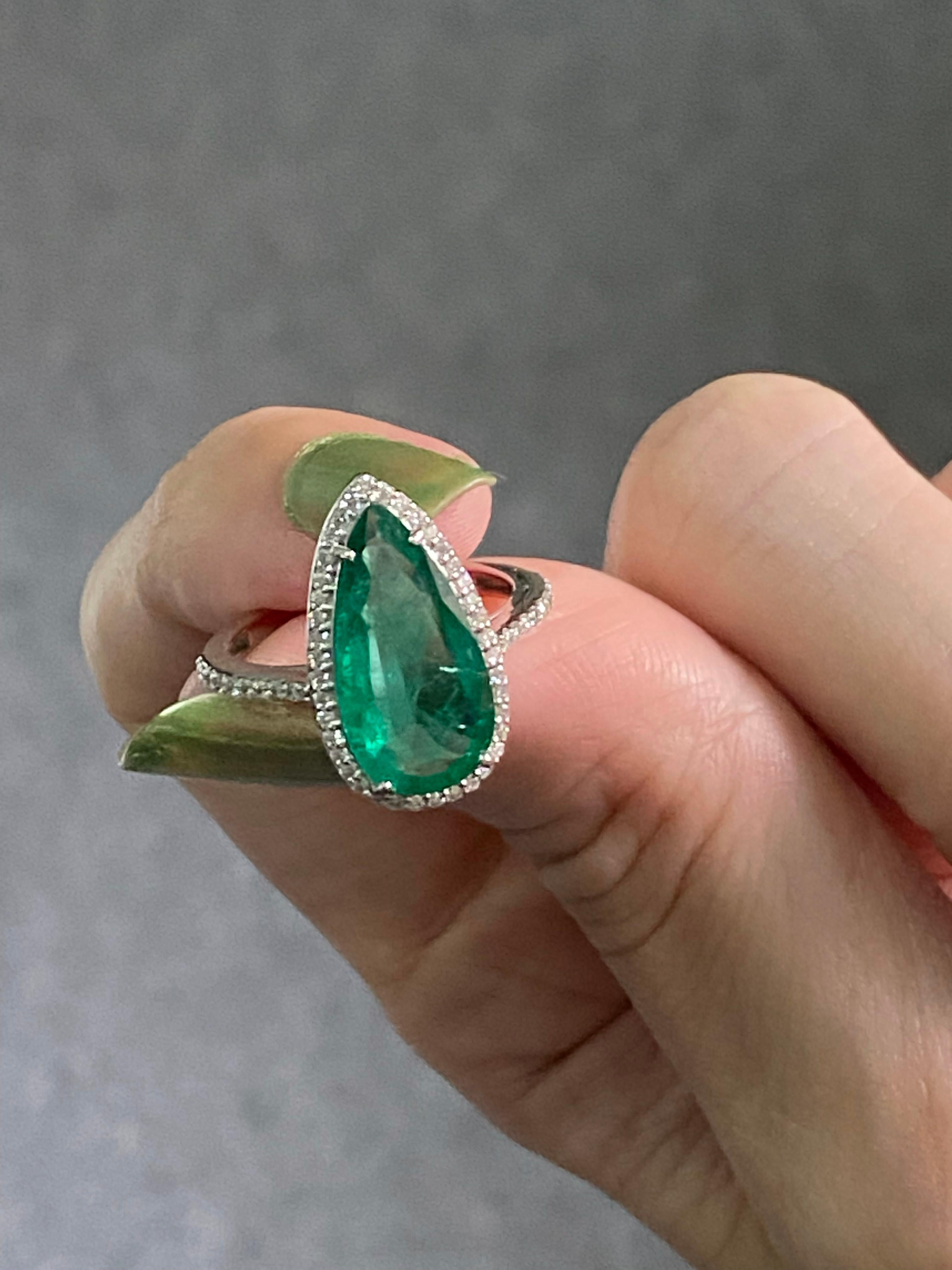 Certified 3.20 Carat Pear Shape Emerald and Diamond Engagement Ring For Sale 4