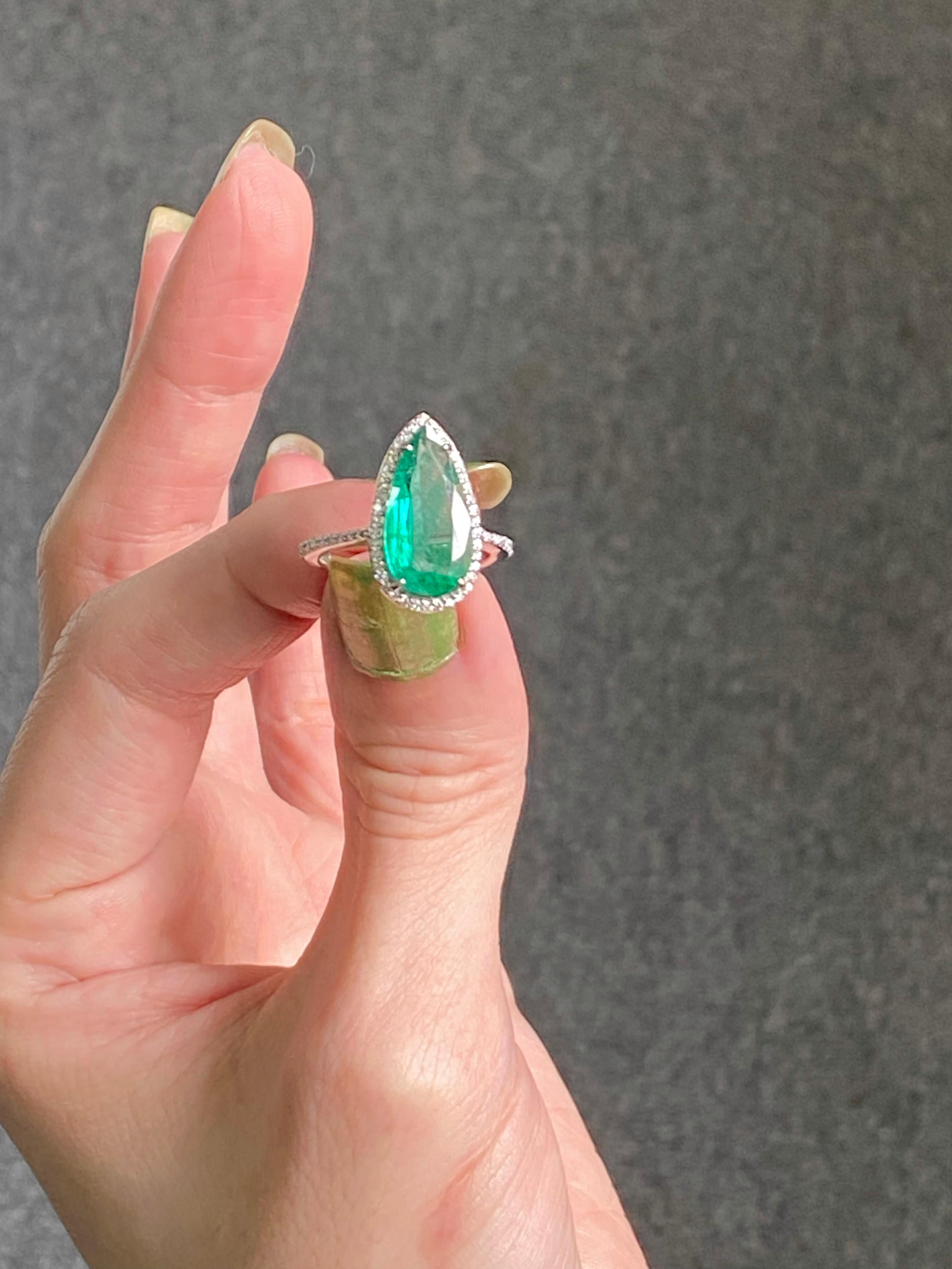Certified 3.20 Carat Pear Shape Emerald and Diamond Engagement Ring In New Condition For Sale In Bangkok, Thailand
