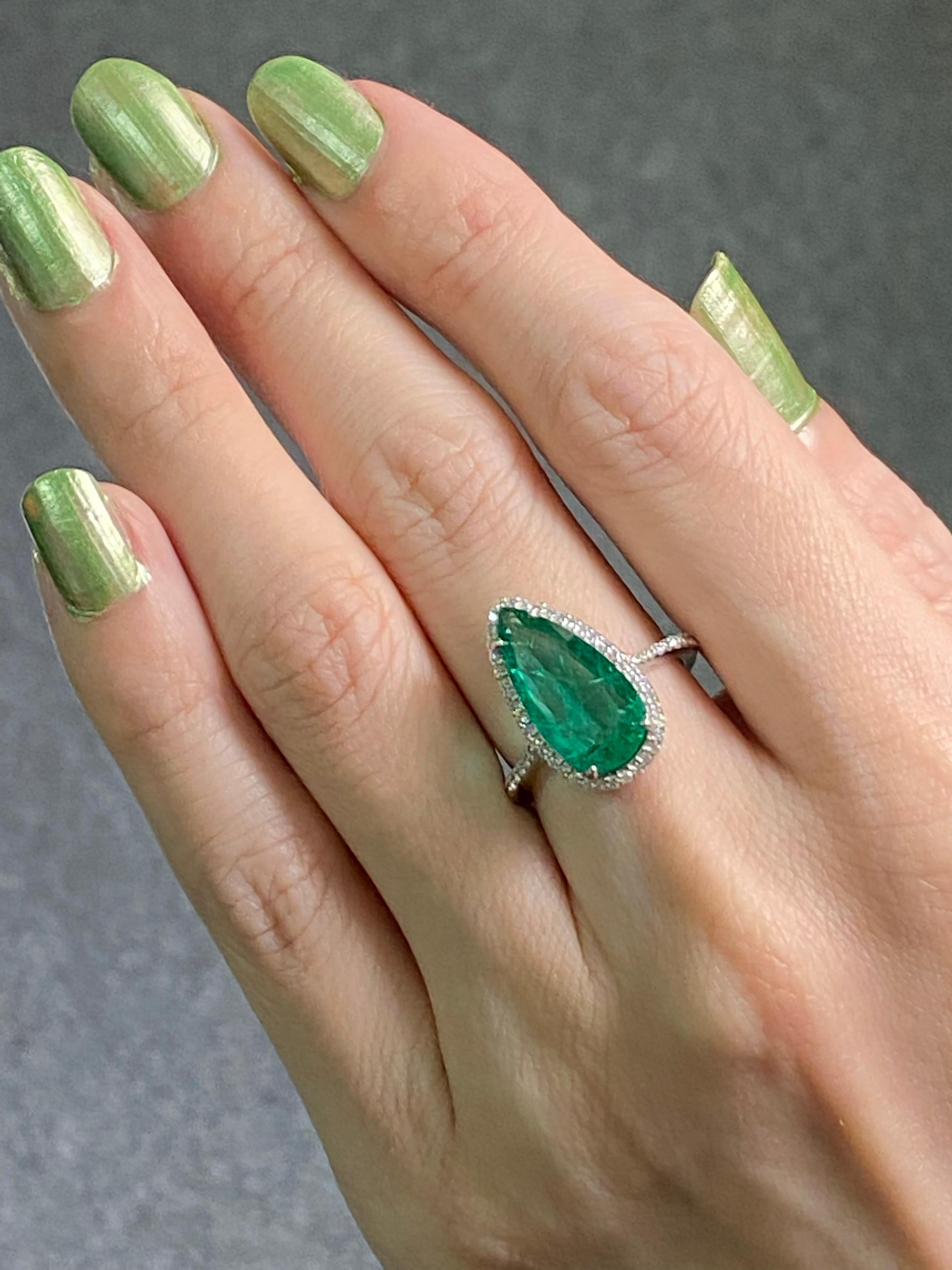 Women's or Men's Certified 3.20 Carat Pear Shape Emerald and Diamond Engagement Ring For Sale
