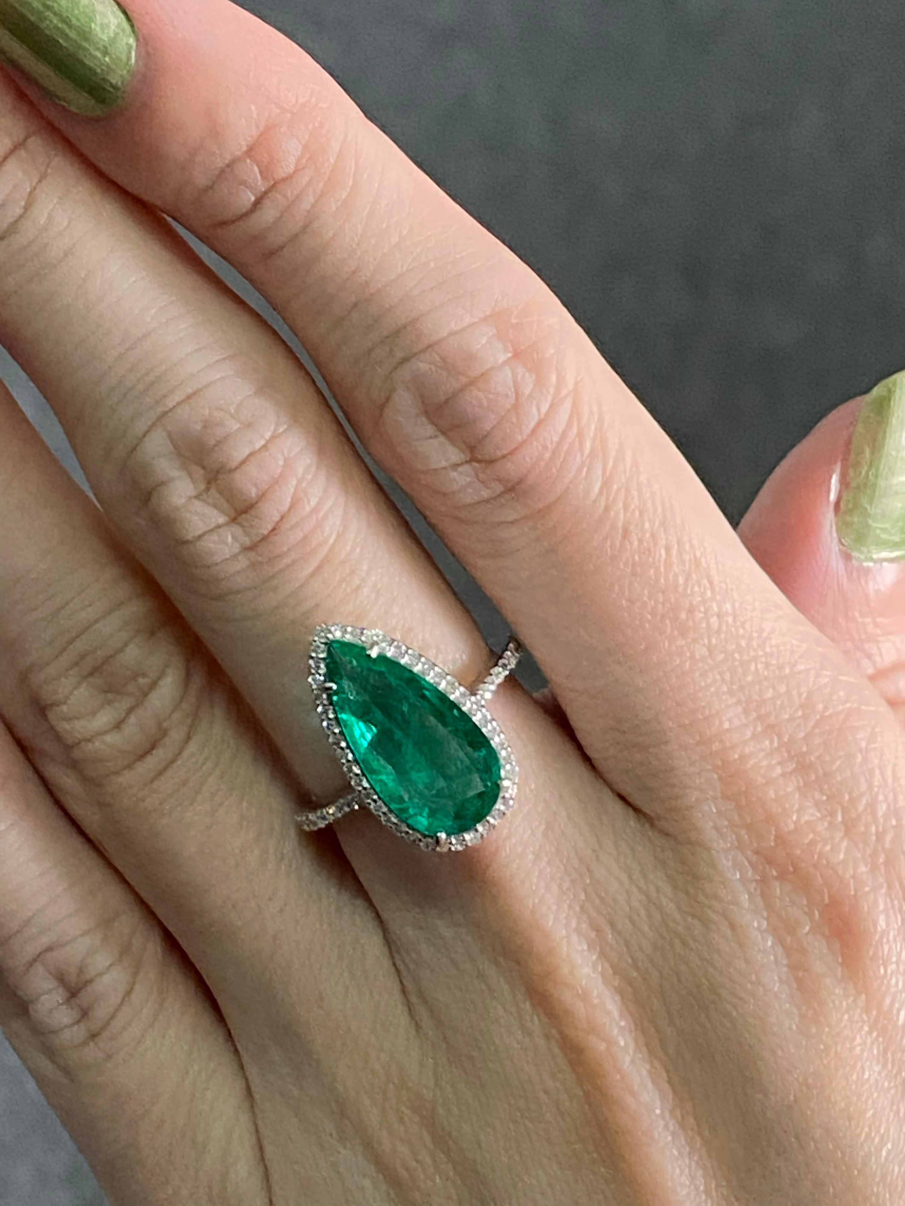 Certified 3.20 Carat Pear Shape Emerald and Diamond Engagement Ring For Sale 1