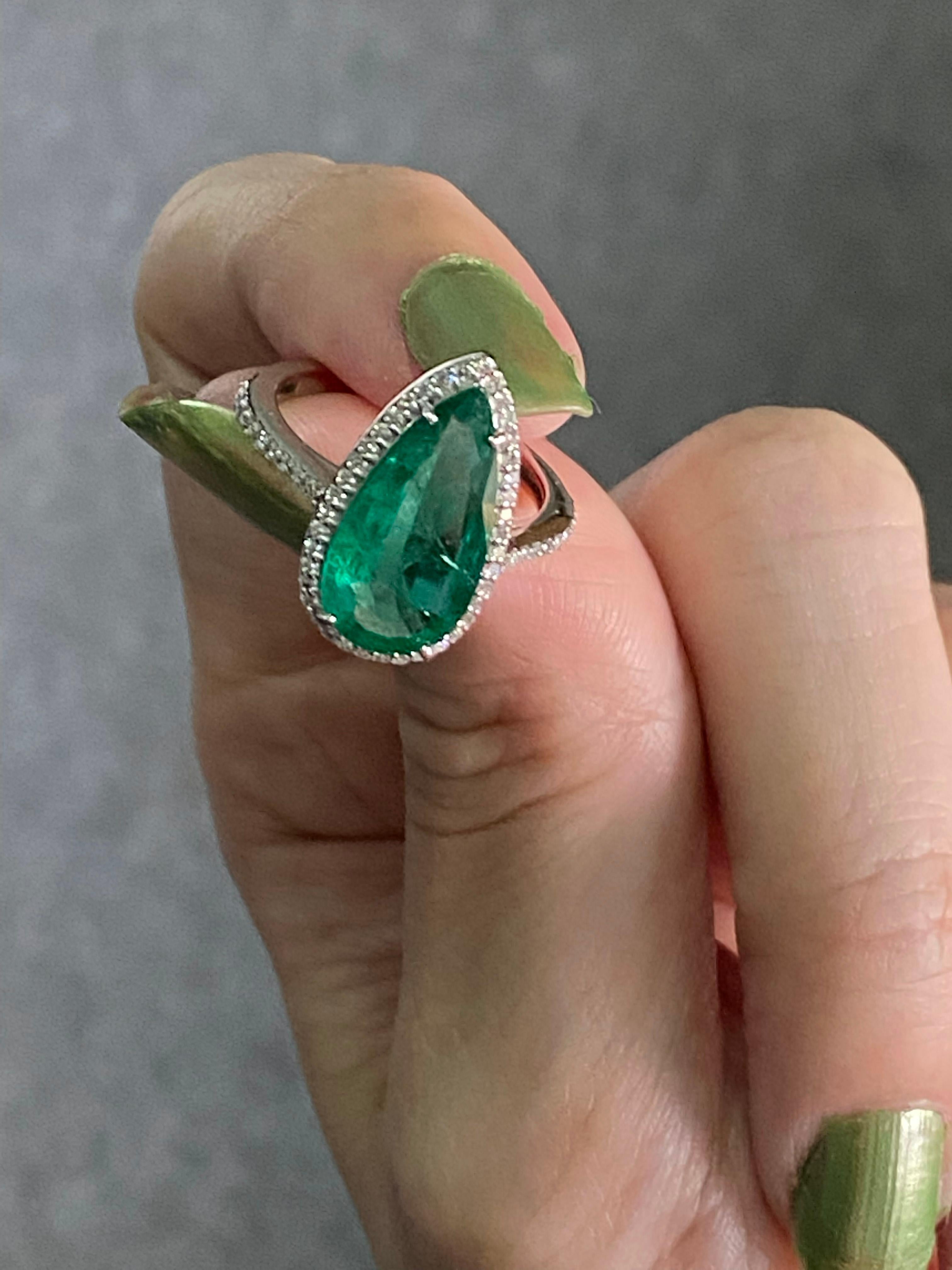 Certified 3.20 Carat Pear Shape Emerald and Diamond Engagement Ring For Sale 3