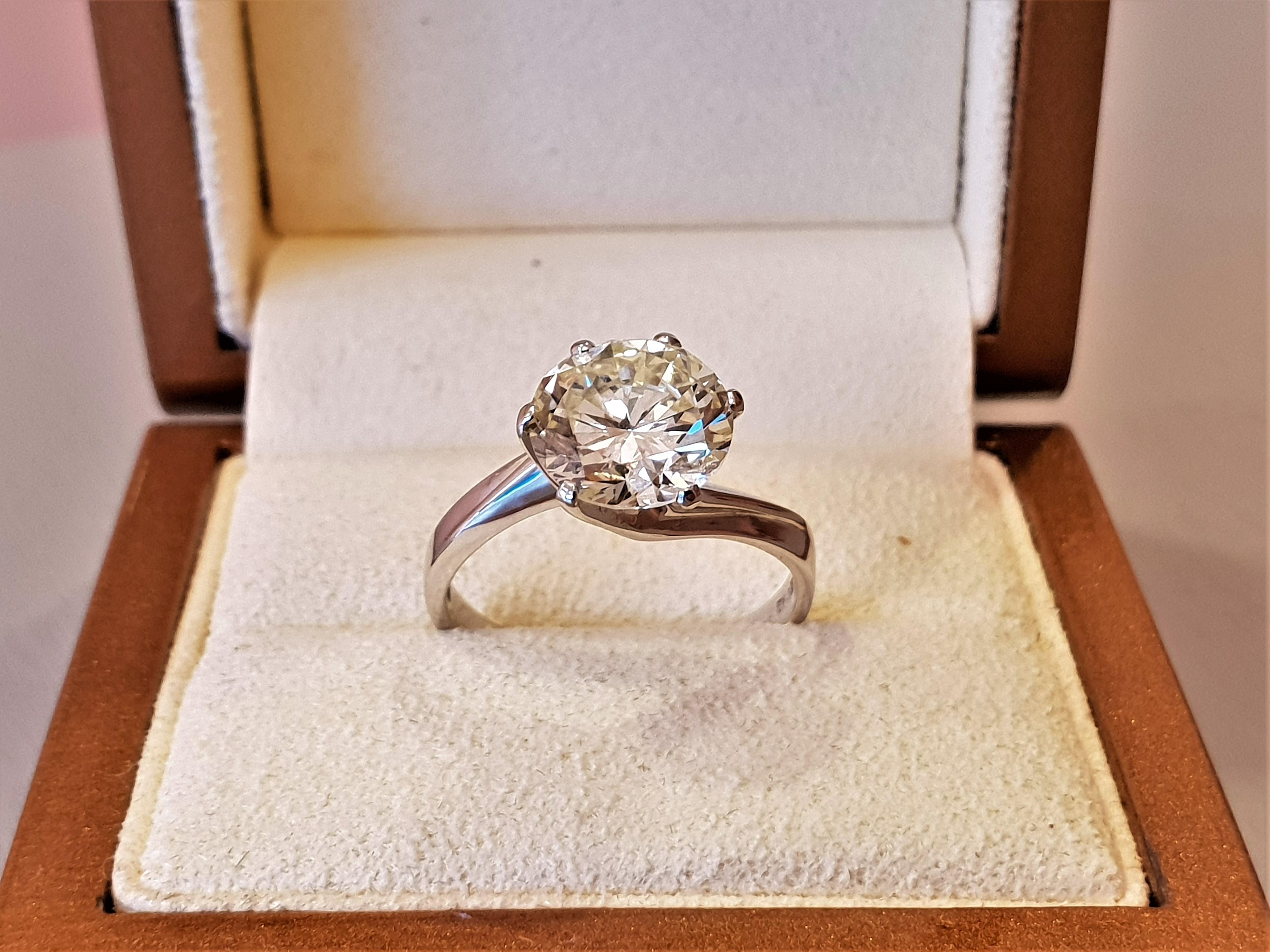 White 18k Gold engagement ring.
Certified 3.22 carat round cut diamond, M colour, Vs1 purity.
Size: 16 (Italy), 7.5 (USA)
Customizable and resizable.