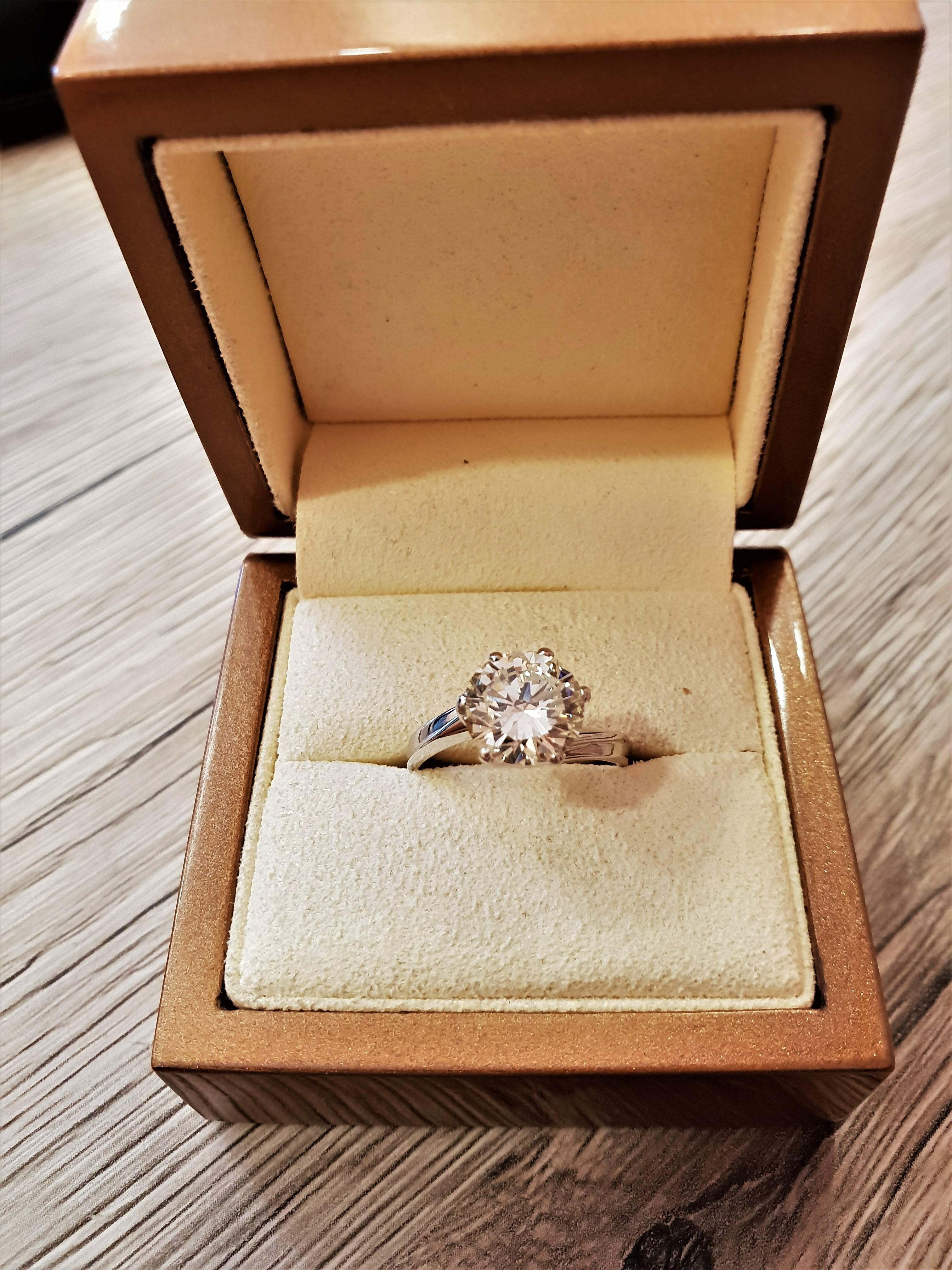 Certified 3.22 Carat Round Cut Diamond White Gold Engagement Ring In Good Condition In firenze, IT