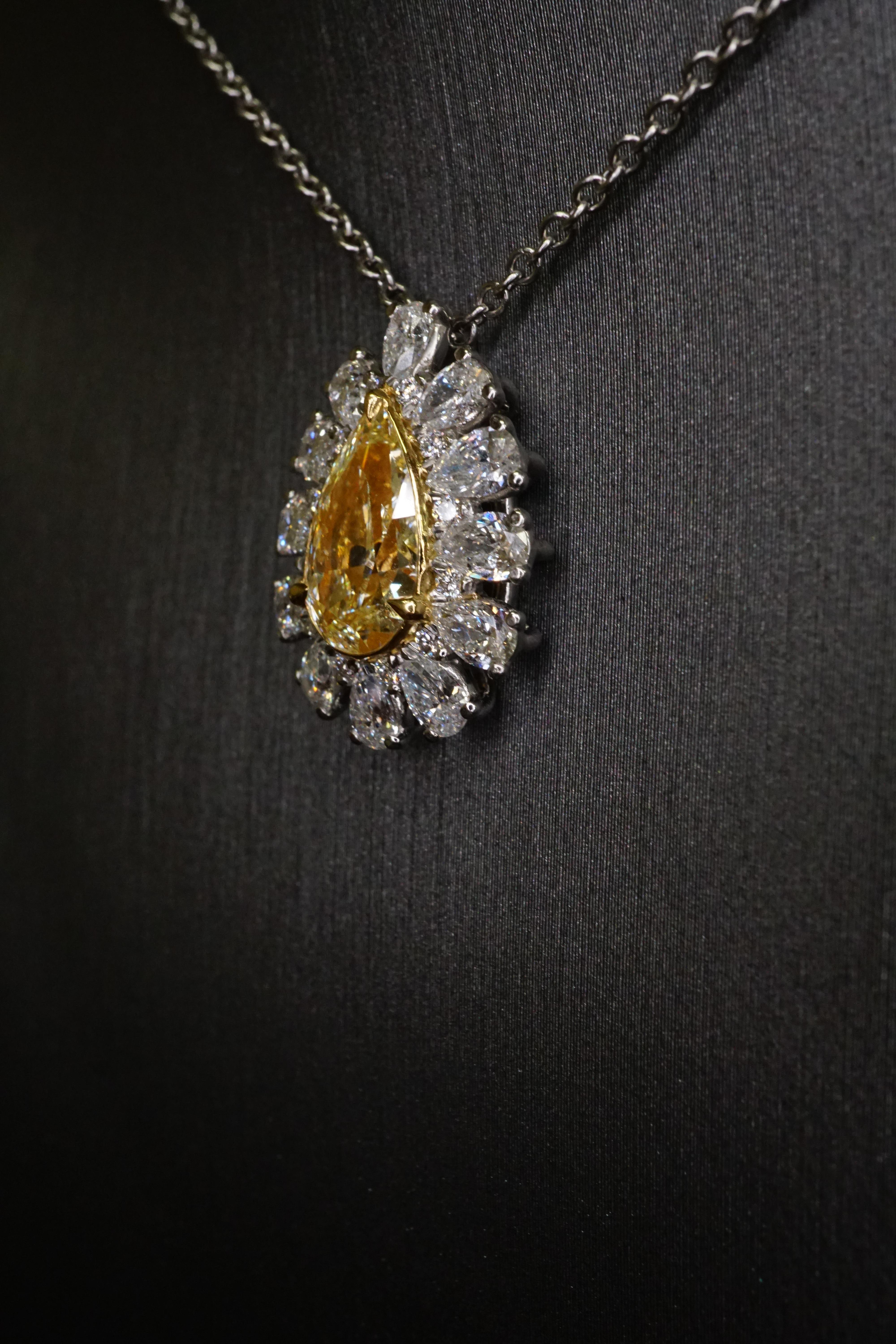2.00 Ct Fancy Light Yellow Pear Shape Diamond Pendant Necklace (Collier de diamants en forme de poire) Pour femmes en vente