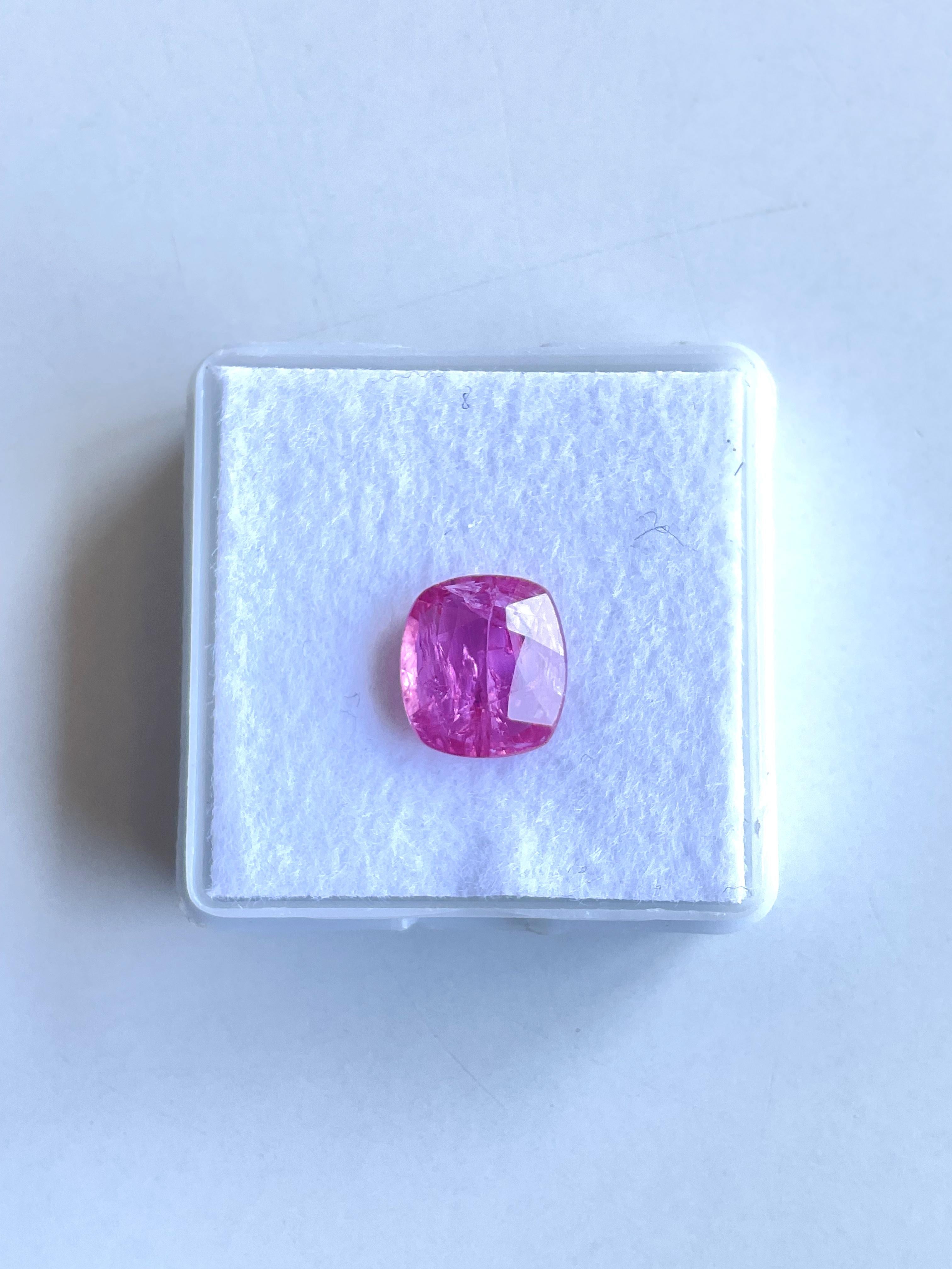 Pierre de rubis du Mozambique certifiée 3.28 carats, taille coussin facettée, non chauffée, naturelle en vente 4