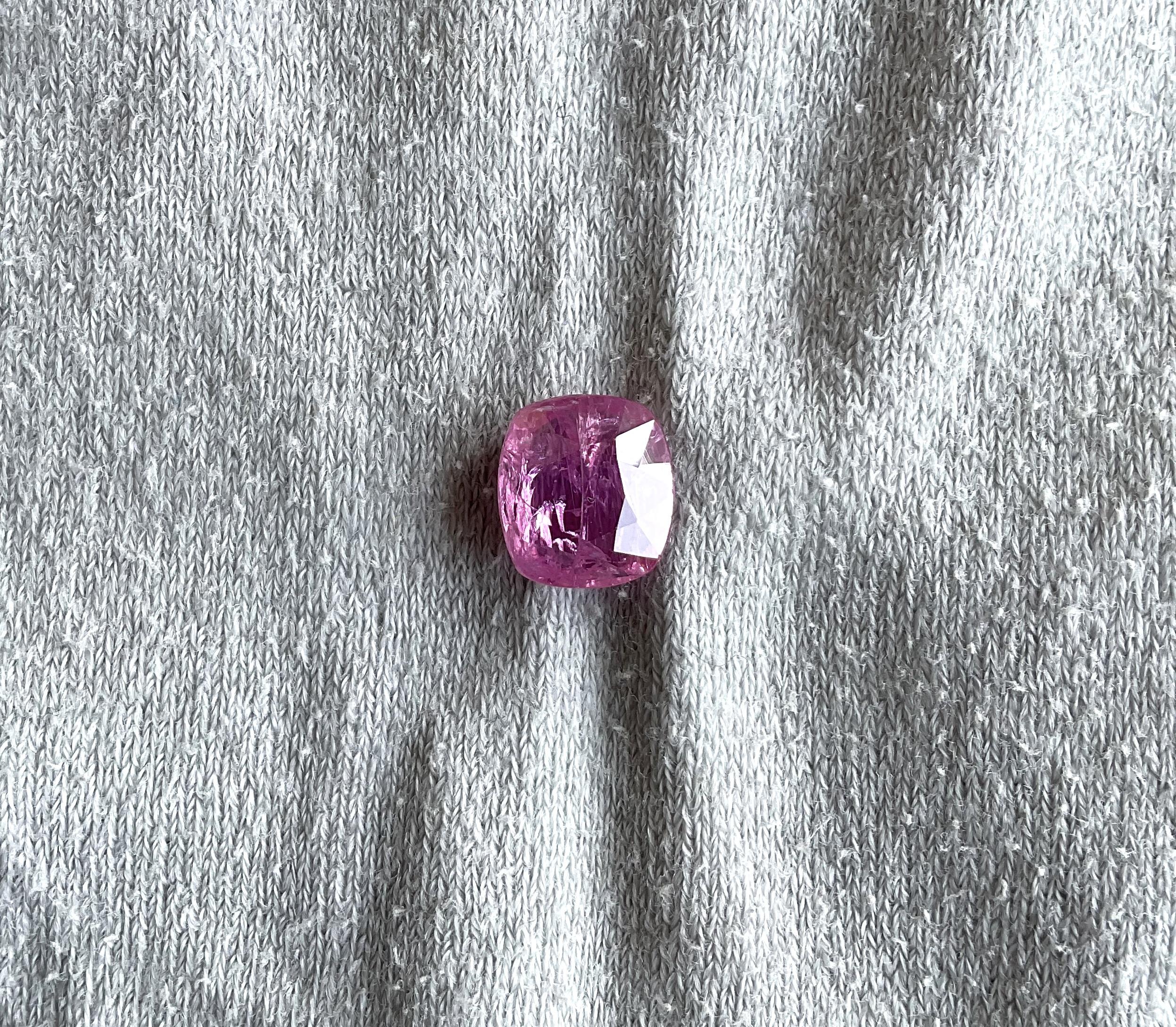 Pierre de rubis du Mozambique certifiée 3.28 carats, taille coussin facettée, non chauffée, naturelle

Poids : 3,28 carats
Taille : 9X8X4 MM
Pièces : 1
Forme : Pierre taillée en coussin à facettes