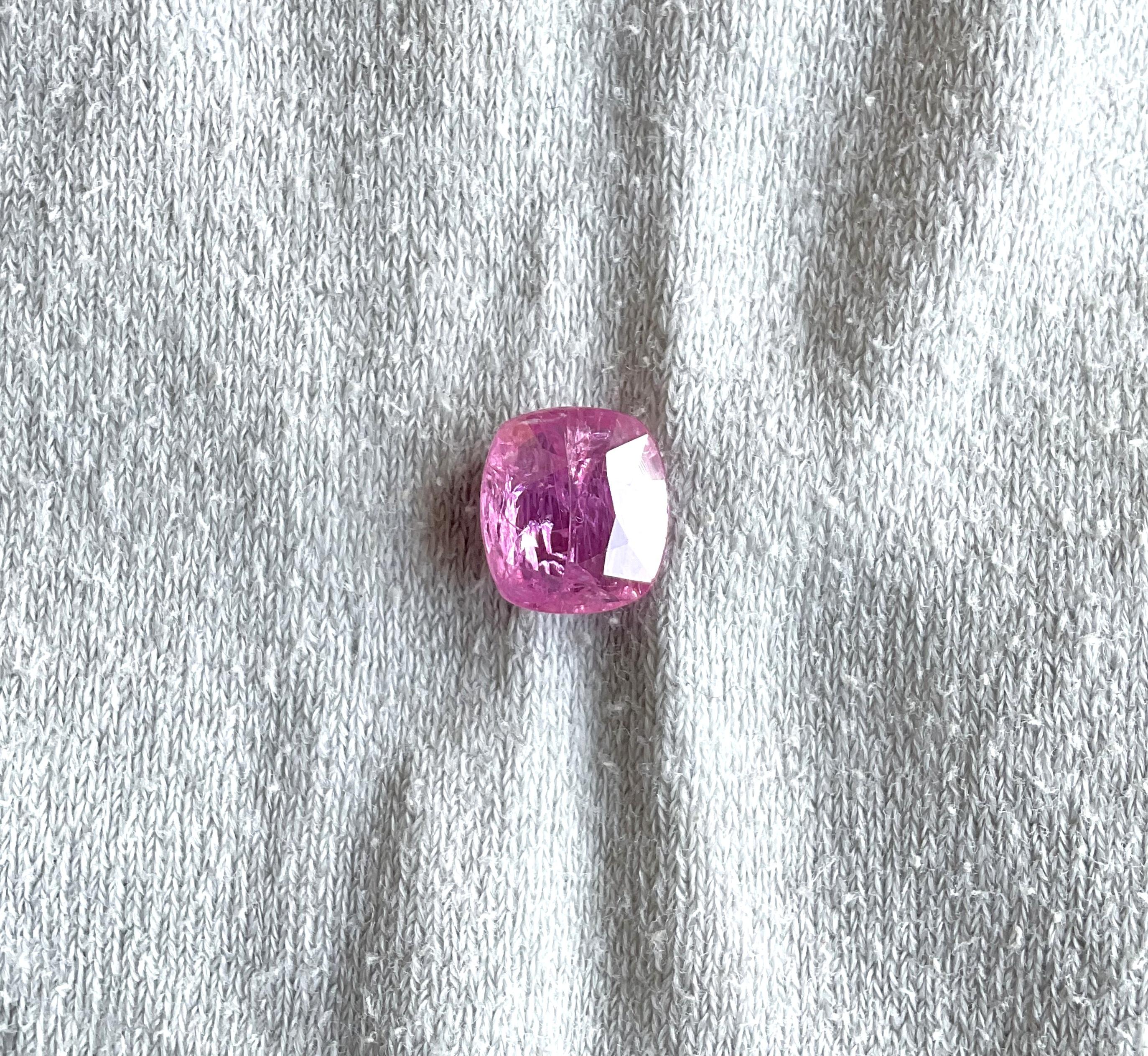 Art déco Pierre de rubis du Mozambique certifiée 3.28 carats, taille coussin facettée, non chauffée, naturelle en vente