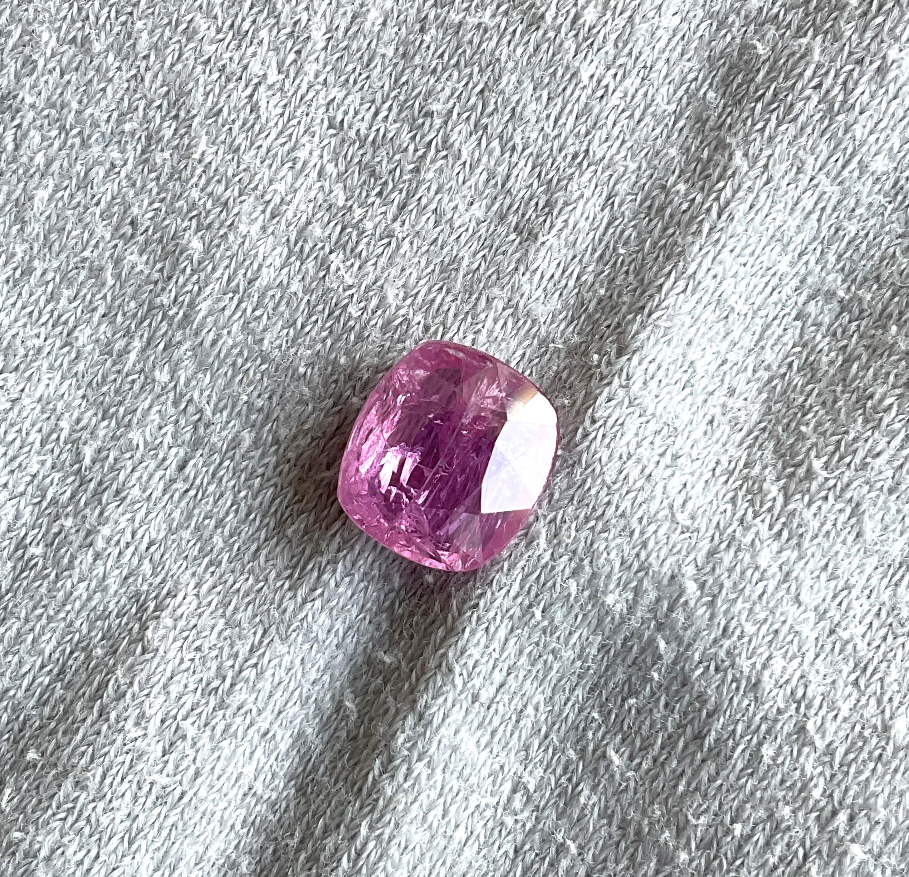 Taille coussin Pierre de rubis du Mozambique certifiée 3.28 carats, taille coussin facettée, non chauffée, naturelle en vente