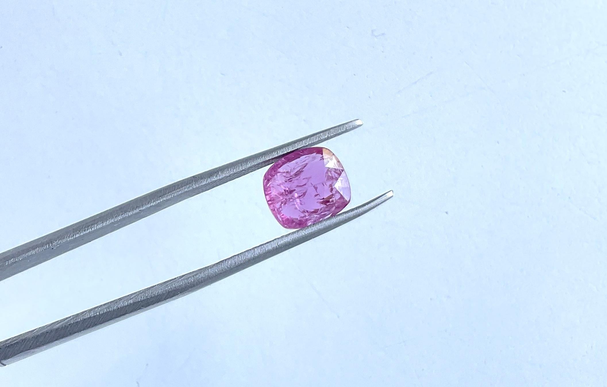 Pierre de rubis du Mozambique certifiée 3.28 carats, taille coussin facettée, non chauffée, naturelle Neuf - En vente à Jaipur, RJ