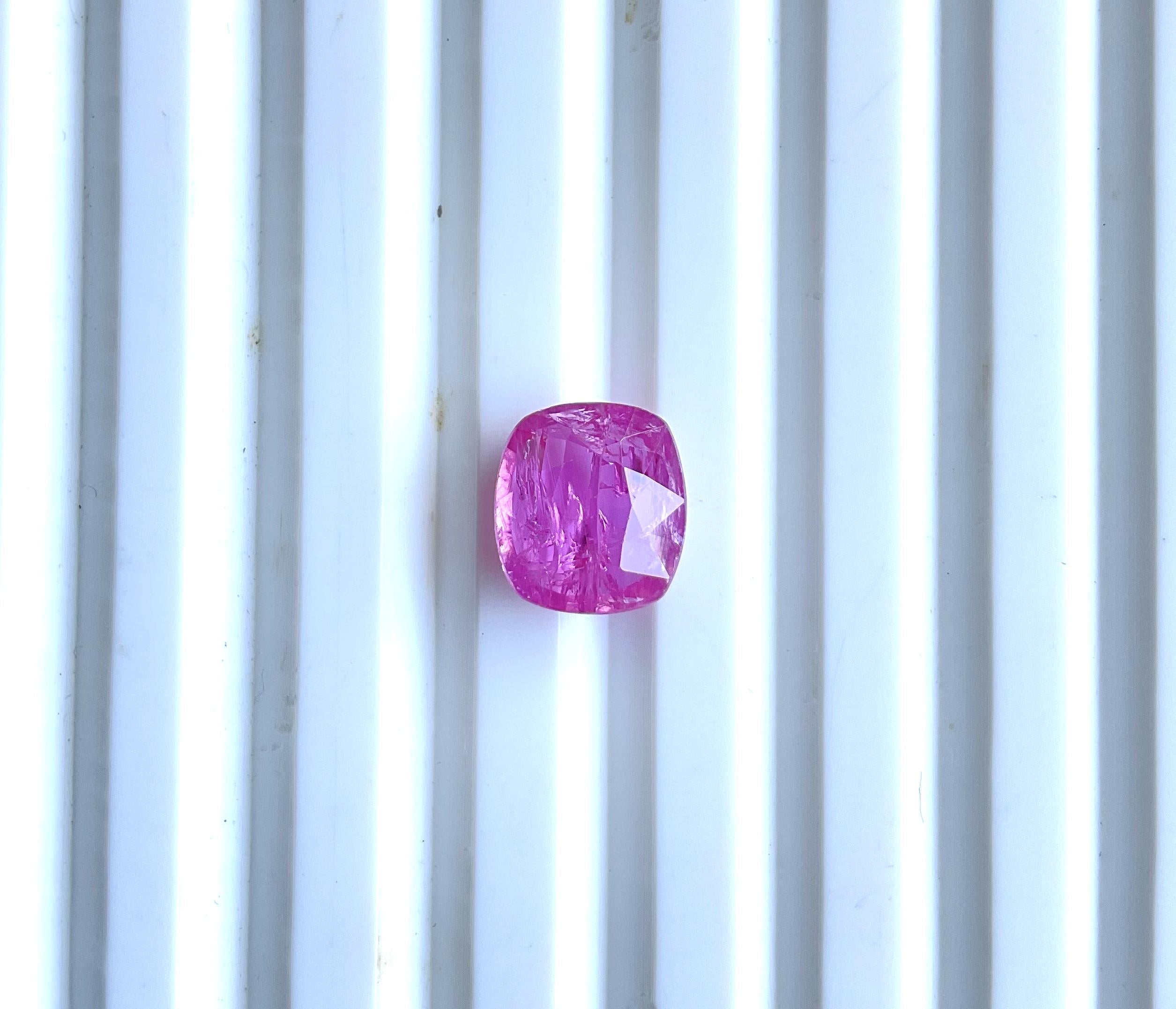 Pierre de rubis du Mozambique certifiée 3.28 carats, taille coussin facettée, non chauffée, naturelle Unisexe en vente