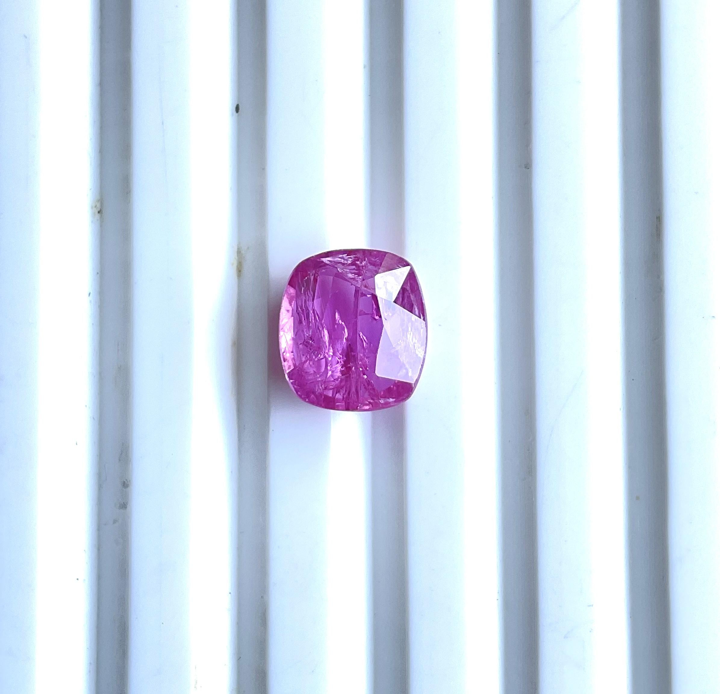 Pierre de rubis du Mozambique certifiée 3.28 carats, taille coussin facettée, non chauffée, naturelle en vente 1